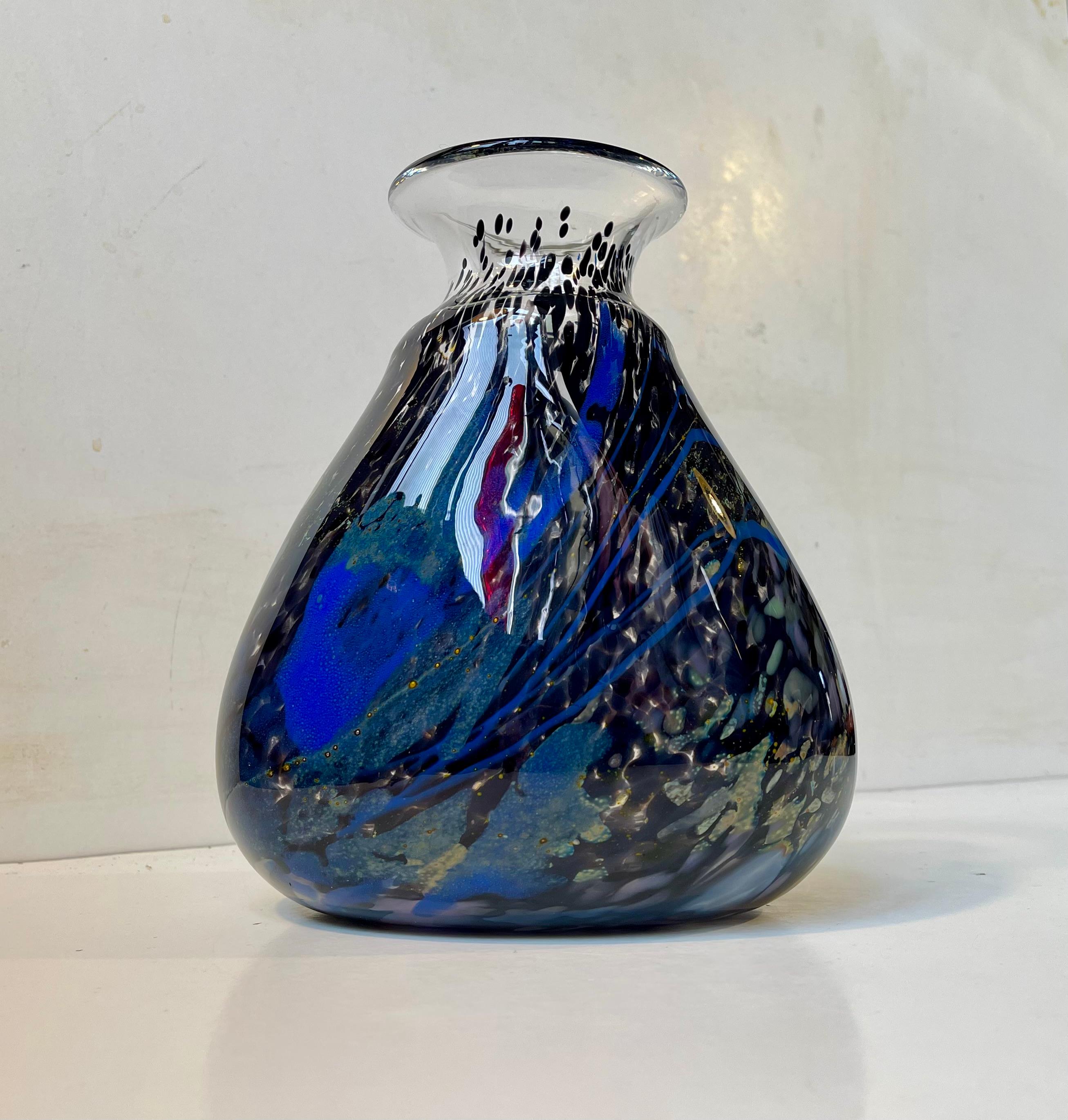 Postmoderno Vaso in vetro artistico postmoderno di Odd Ingar Karlengen per Hallingglass Norway in vendita