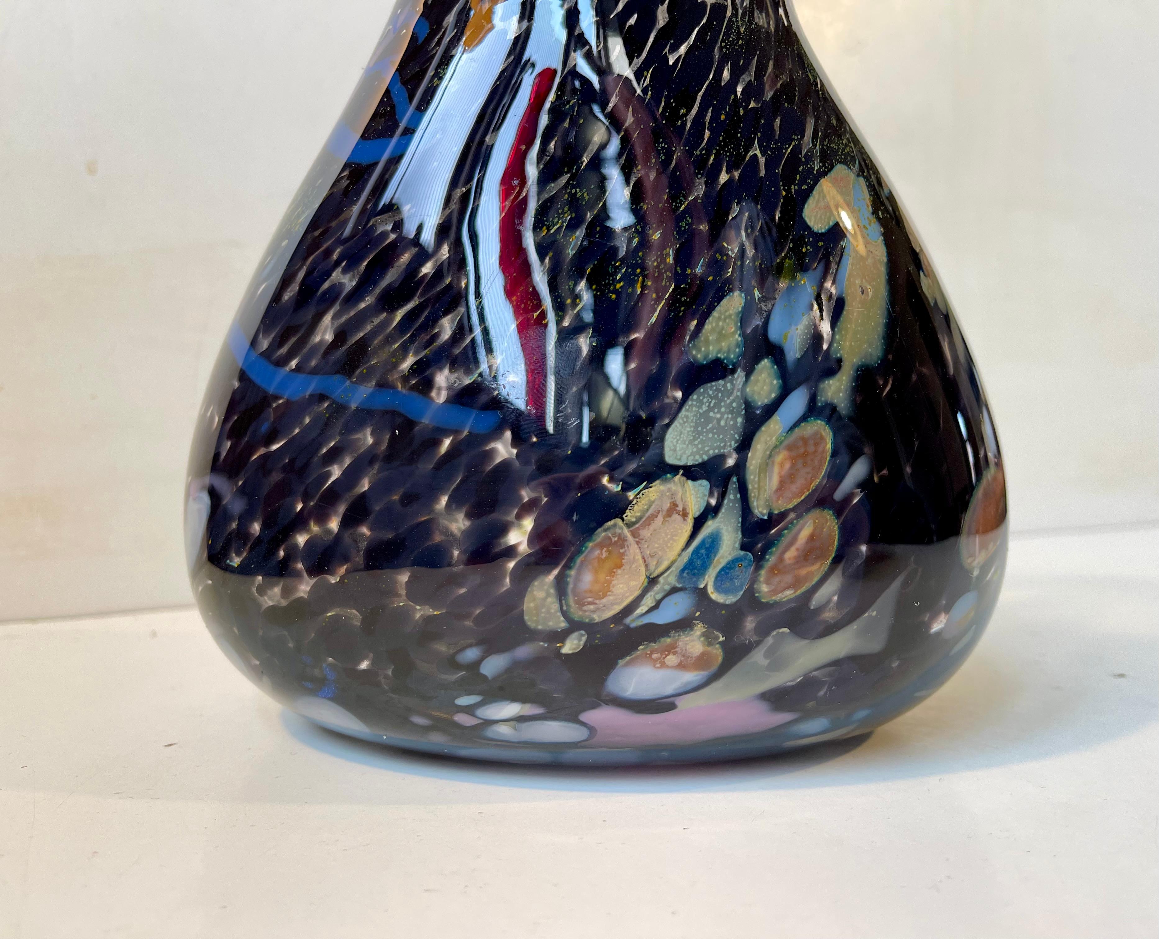 Norvegese Vaso in vetro artistico postmoderno di Odd Ingar Karlengen per Hallingglass Norway in vendita