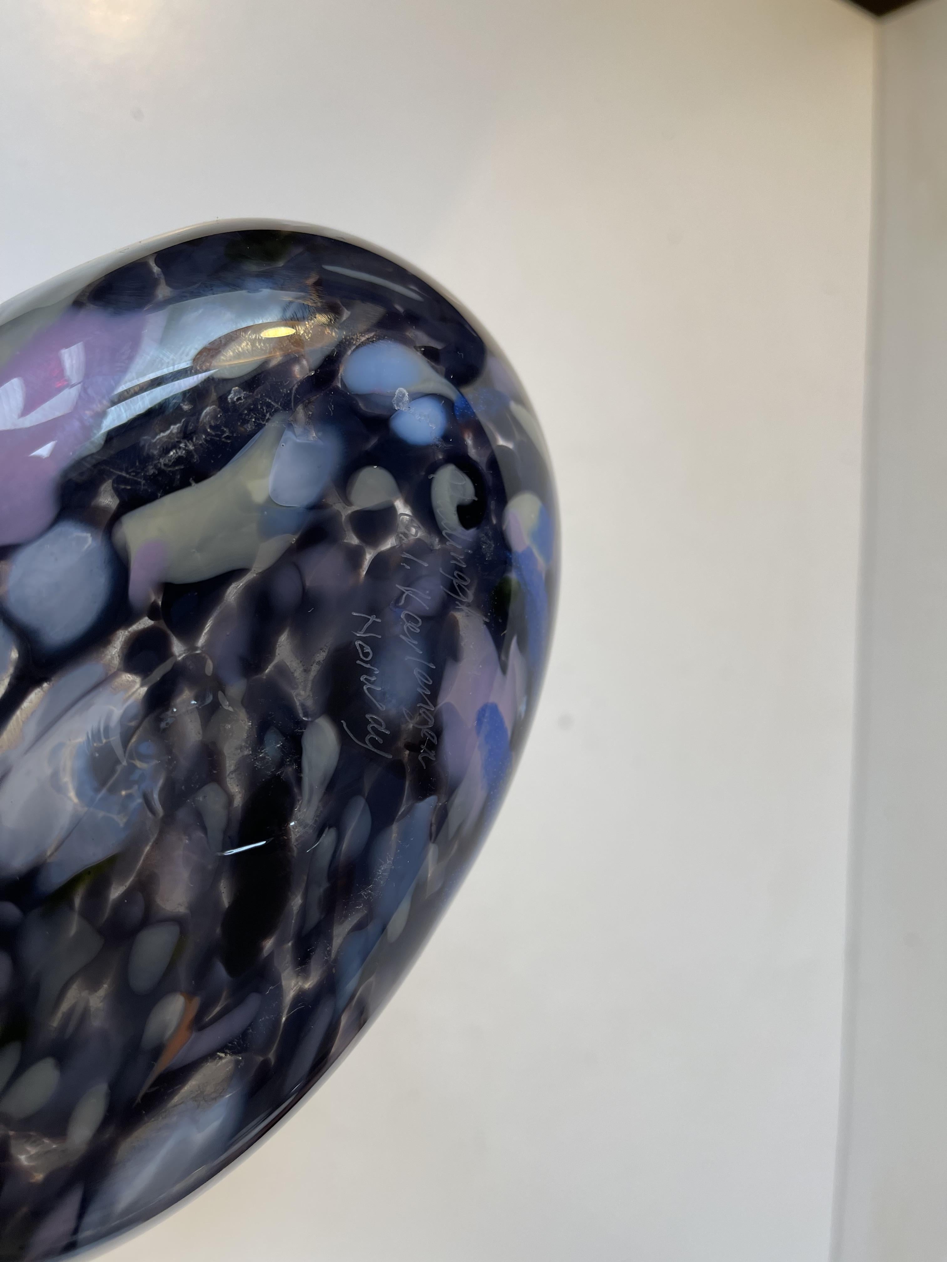 Vetro artistico Vaso in vetro artistico postmoderno di Odd Ingar Karlengen per Hallingglass Norway in vendita
