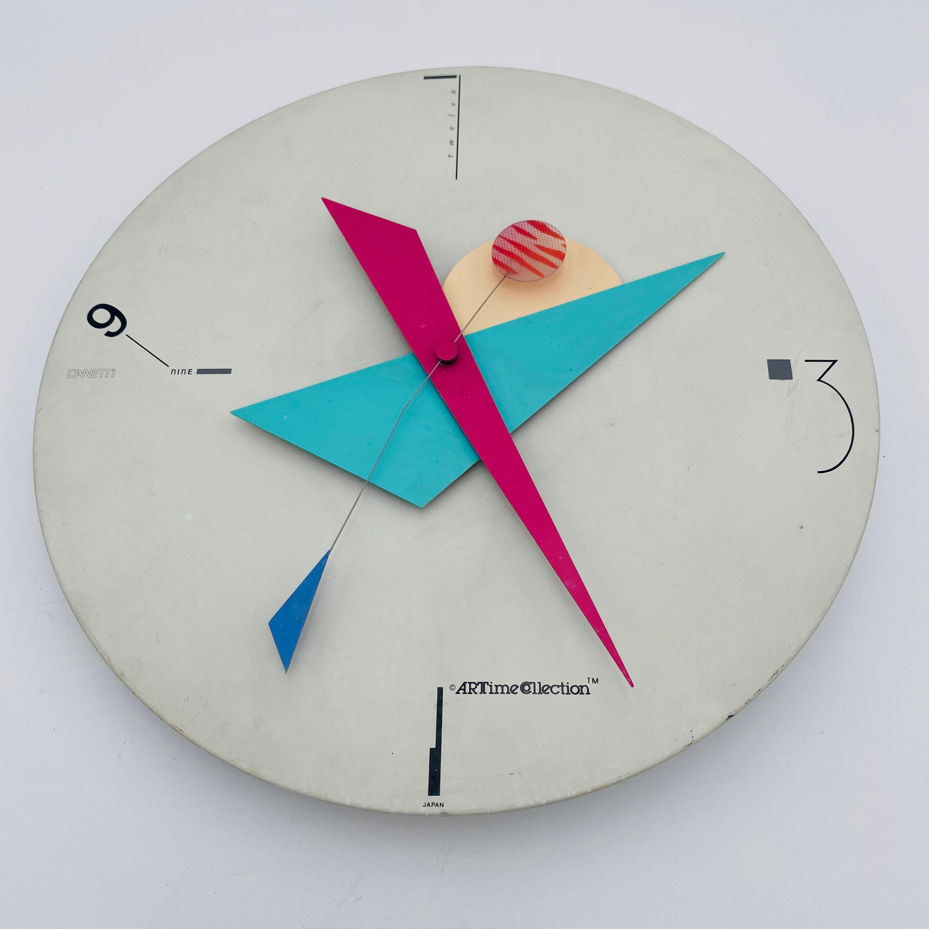 Horloge murale post-moderne Nicolai Canetti pour Art Time Collection. Fond émaillé blanc avec des rouges, des jaunes et des bleus. Balayer la trotteuse. Superbe design et difficile à trouver ! État de fonctionnement ! Produit au Japon en 1984.