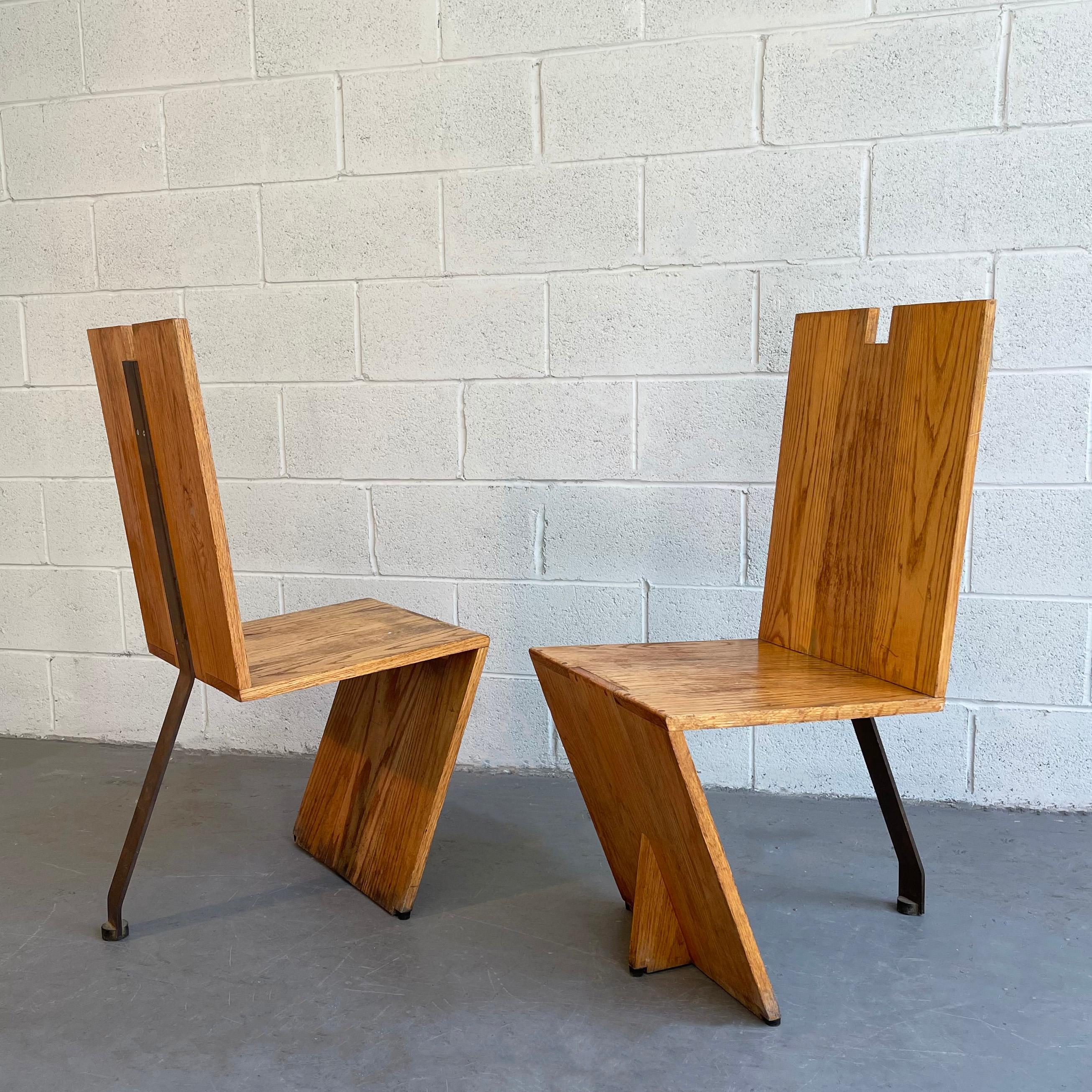 Postmoderne, handwerklich gefertigte, kantige Stühle aus Eiche und Stahl (amerikanisch) im Angebot