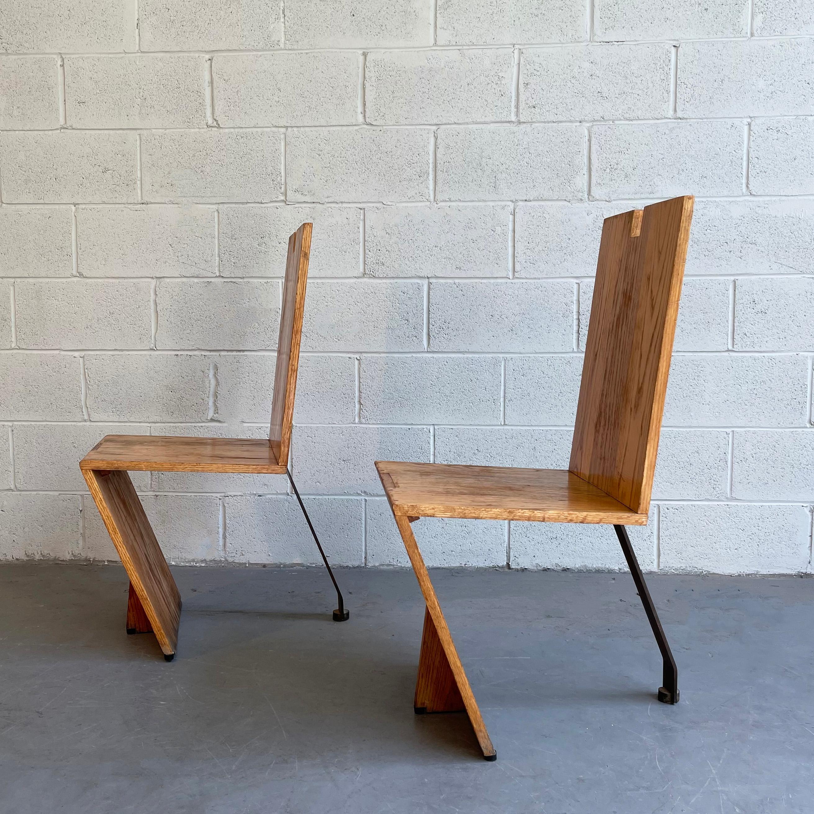 Postmoderne, handwerklich gefertigte, kantige Stühle aus Eiche und Stahl (Eichenholz) im Angebot