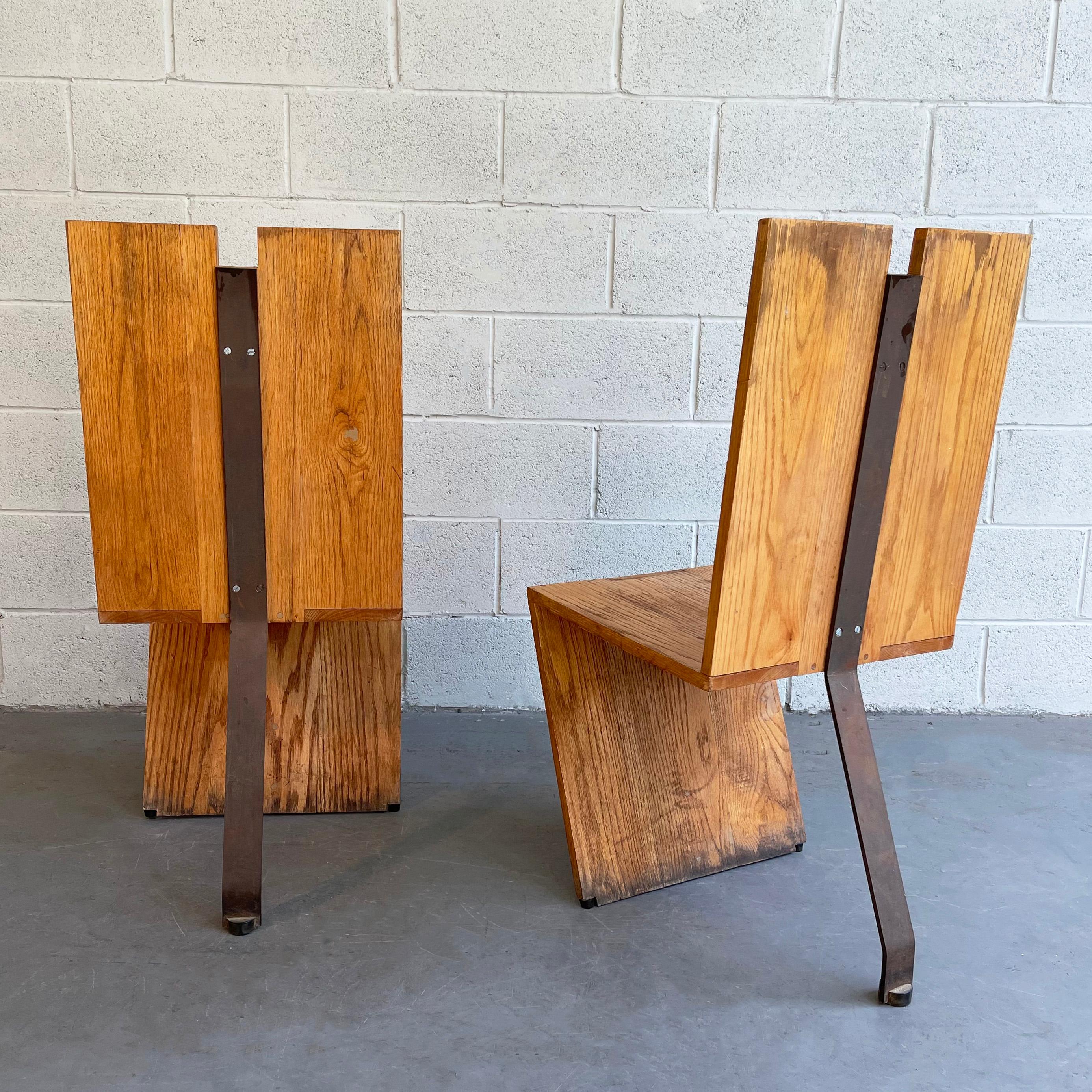 Postmoderne, handwerklich gefertigte, kantige Stühle aus Eiche und Stahl im Angebot 1