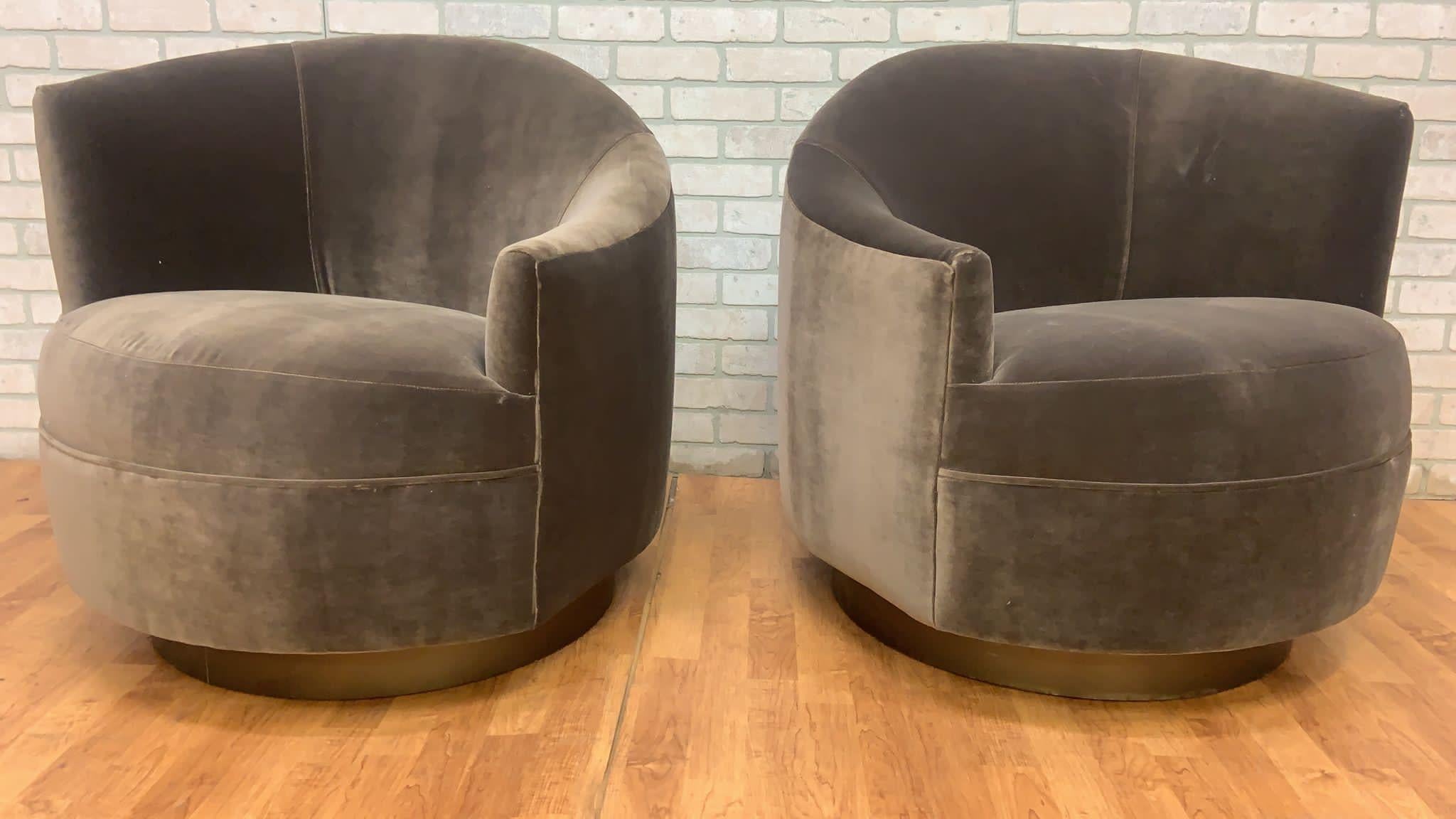 Paire de chaises pivotantes asymétriques post-modernes à dossier baril en velours sur base en bronze en vente 3