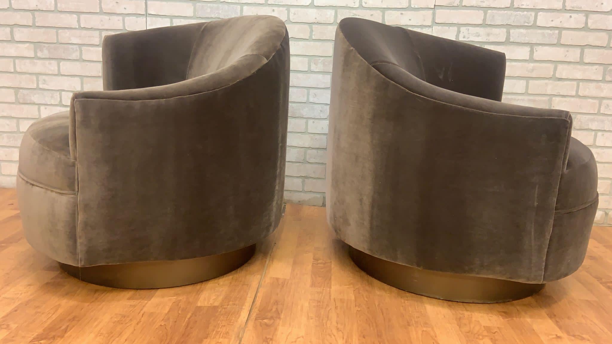 Paire de chaises pivotantes asymétriques post-modernes à dossier baril en velours sur base en bronze en vente 6