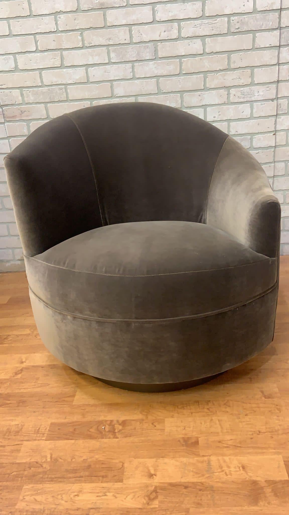 Paire de chaises pivotantes asymétriques post-modernes à dossier baril en velours sur base en bronze en vente 7