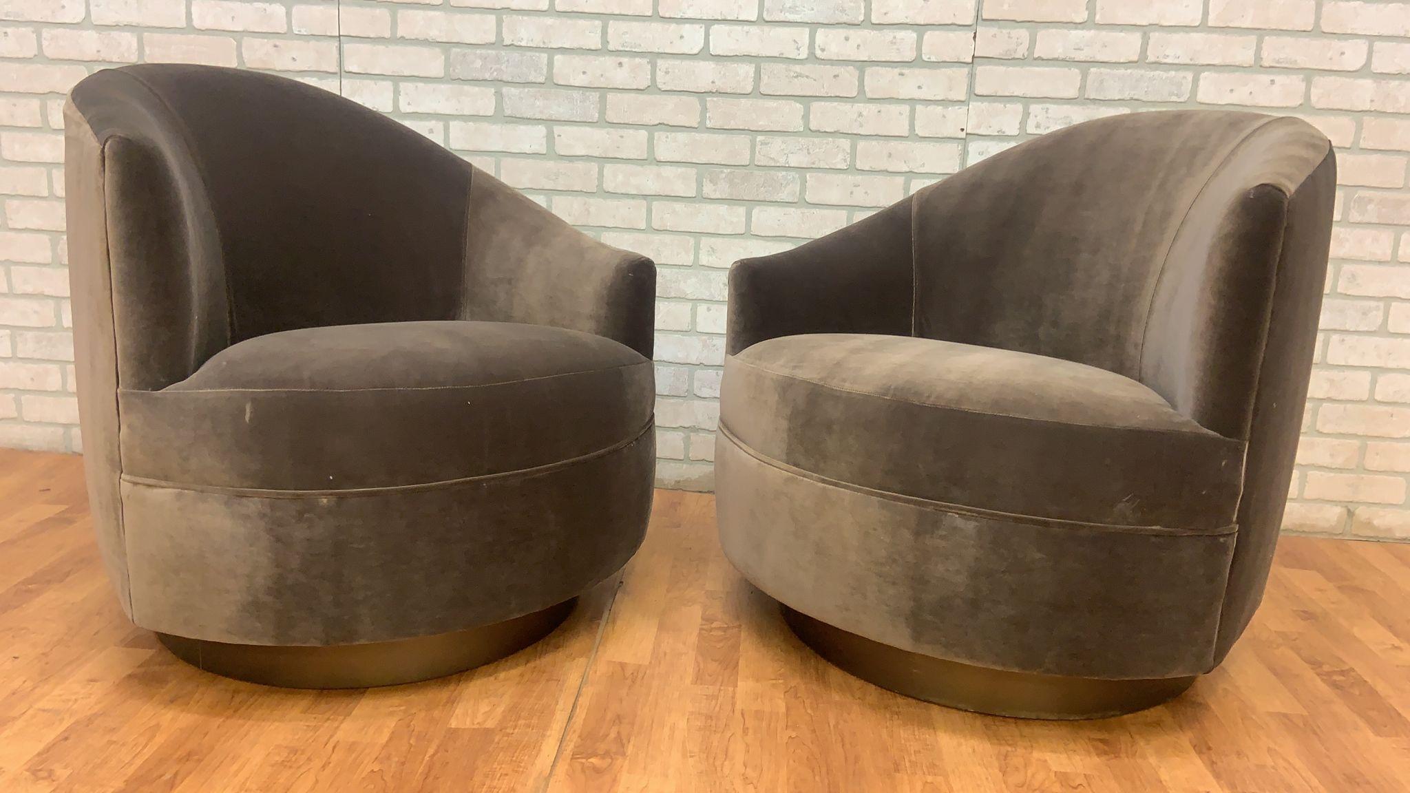 Chaises pivotantes post-modernes à dossier asymétrique en forme de tonneau nouvellement rembourrées en velours gris sur une base en bronze

Les Post Modern Asymmetrical Barrel Back Swivel Chairs sont une paire de chaises étonnantes qui illustrent