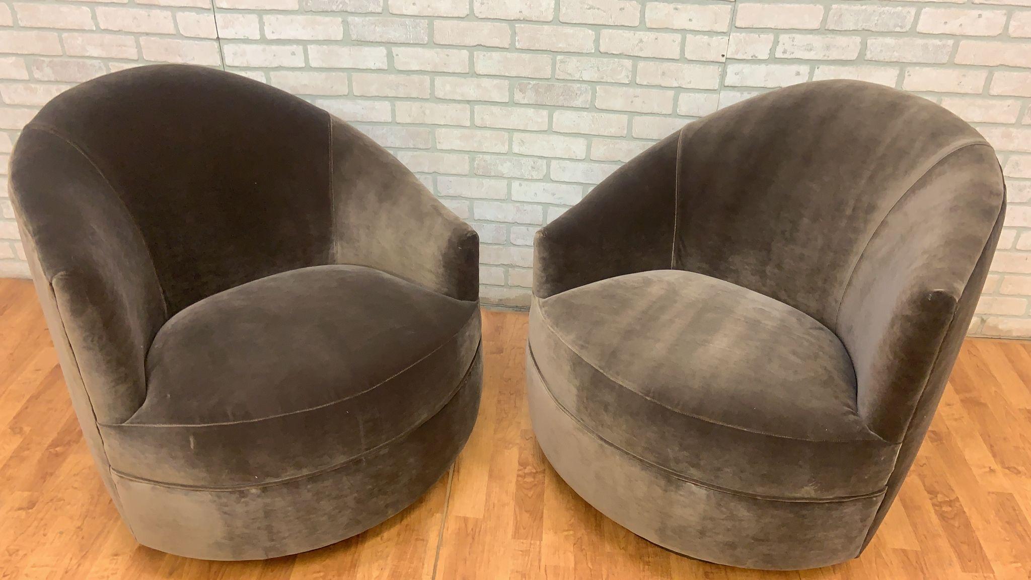 Postmoderne Paire de chaises pivotantes asymétriques post-modernes à dossier baril en velours sur base en bronze en vente