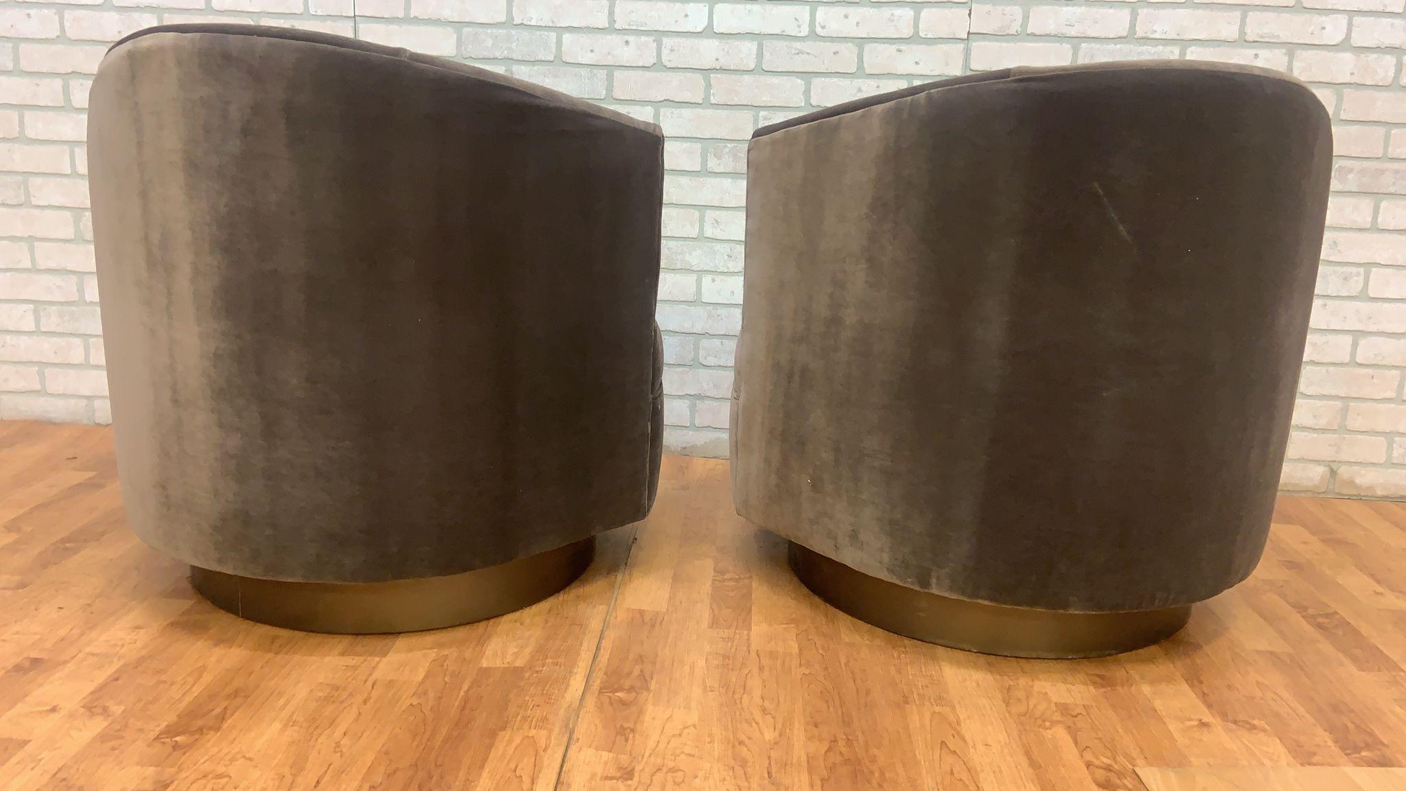 Fait main Paire de chaises pivotantes asymétriques post-modernes à dossier baril en velours sur base en bronze en vente