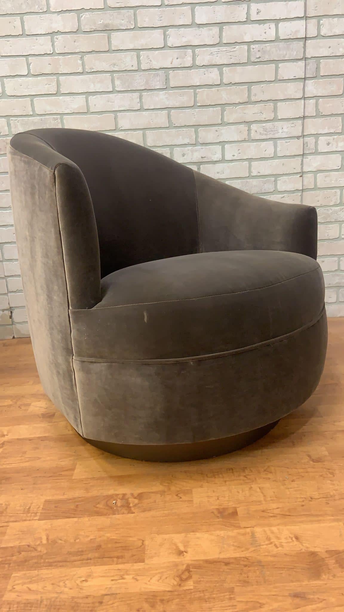 Paire de chaises pivotantes asymétriques post-modernes à dossier baril en velours sur base en bronze en vente 1