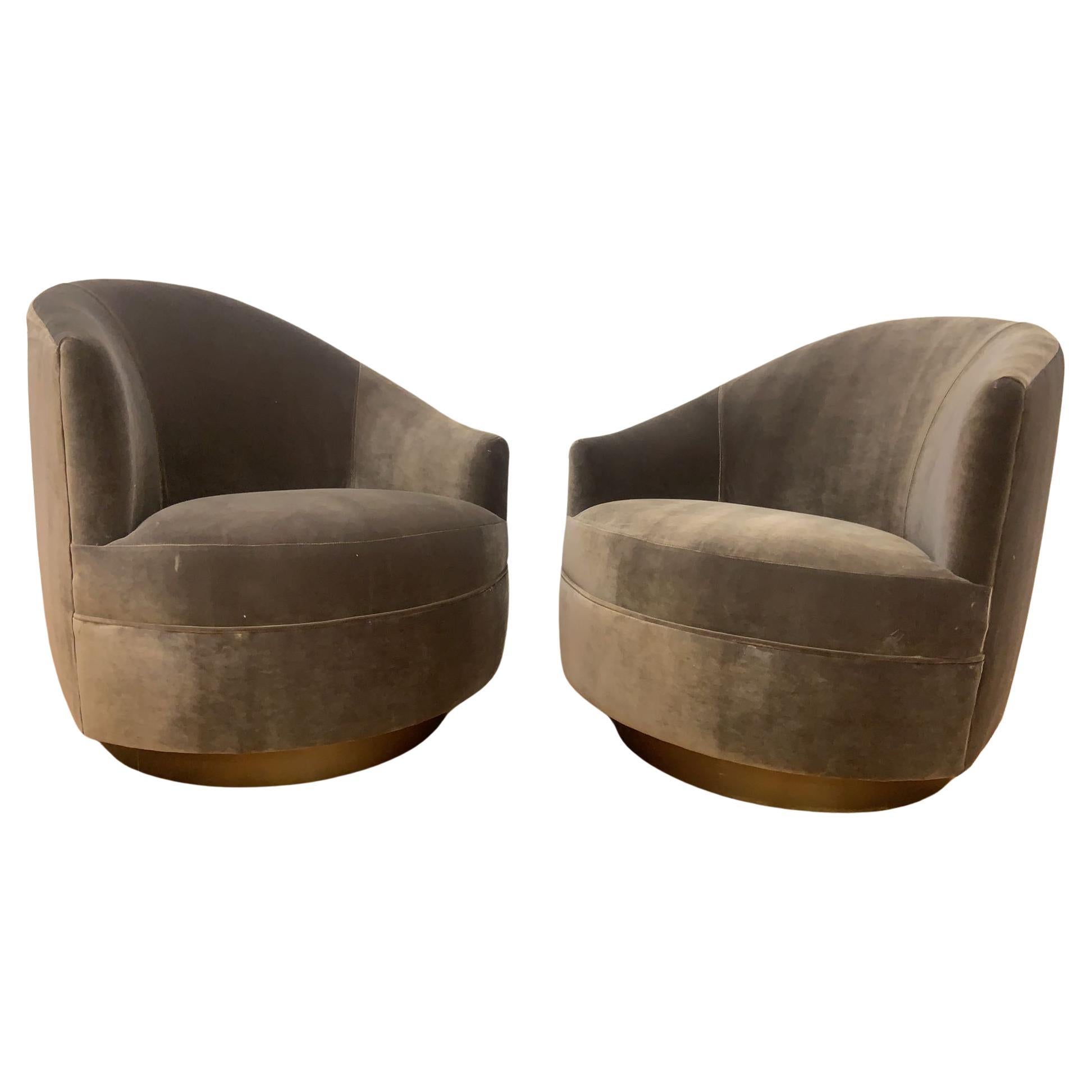 Paire de chaises pivotantes asymétriques post-modernes à dossier baril en velours sur base en bronze en vente