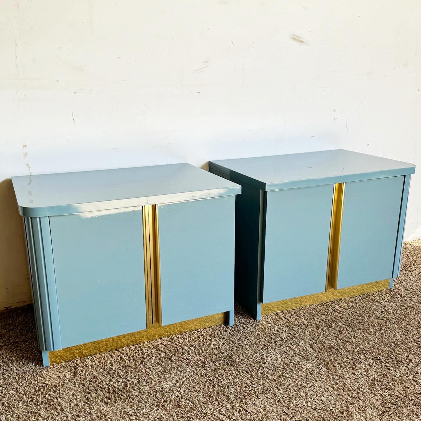 Die Nachttische Post-Modern Postmodern Baby Blue Lacquered Nightstands with Gold Accents, ein Paar, bringen einen frischen, zeitgenössischen Stil in Ihr Schlafzimmer. Diese Nachttische haben eine babyblaue Lackierung mit eleganten Goldakzenten und