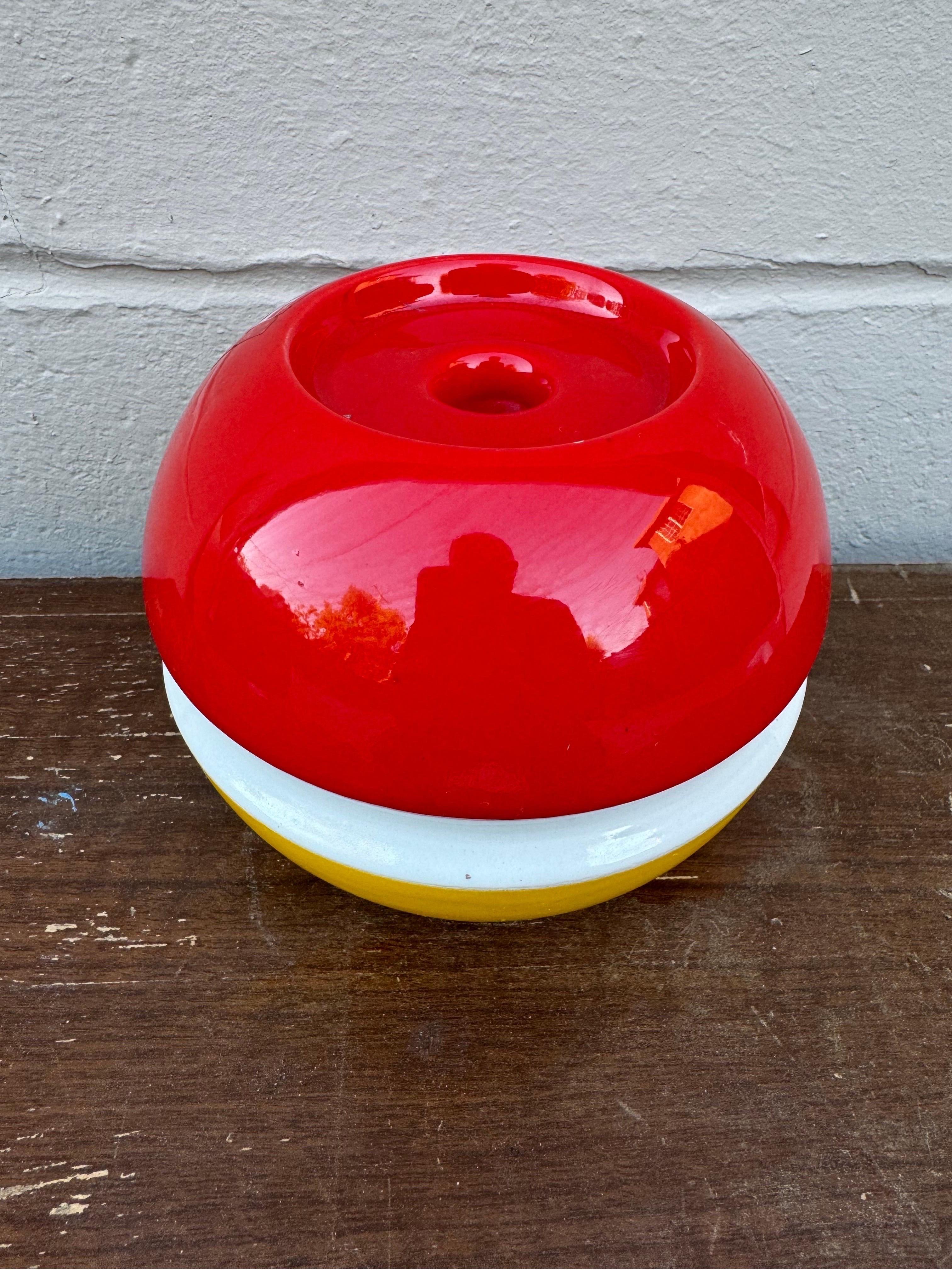 Bougeoir Vintage Baldelli : Une touche de charme italien

Ajoutez une touche de couleur et d'élégance européenne à votre intérieur avec ce superbe bougeoir vintage de Baldelli.

Fabriquée en Italie avec des matériaux de haute qualité, cette pièce