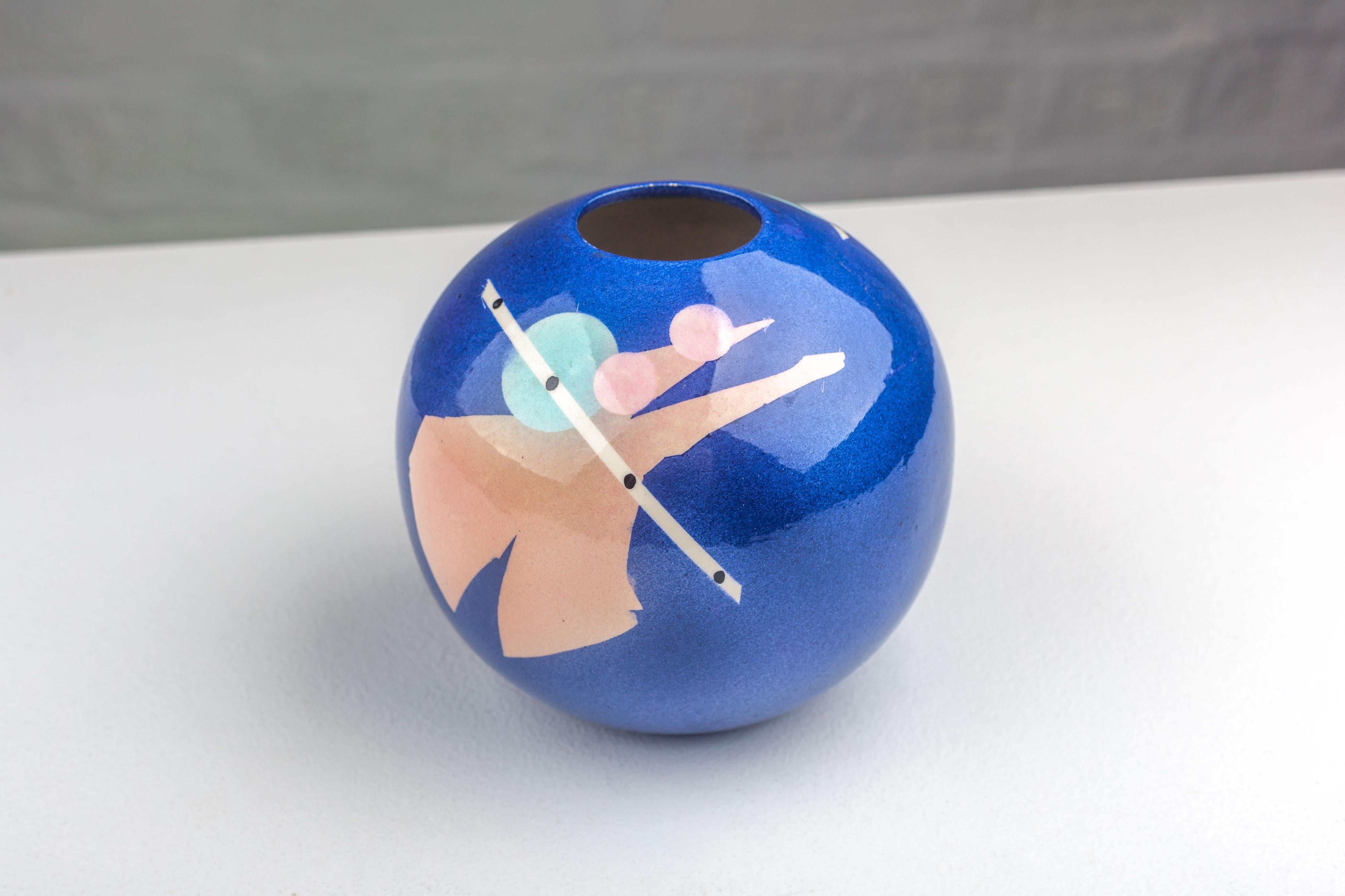 Post-modern Ball Vase by Harris-Cies, Signed Dated, USA 1980s In Good Condition For Sale In Chicago, IL