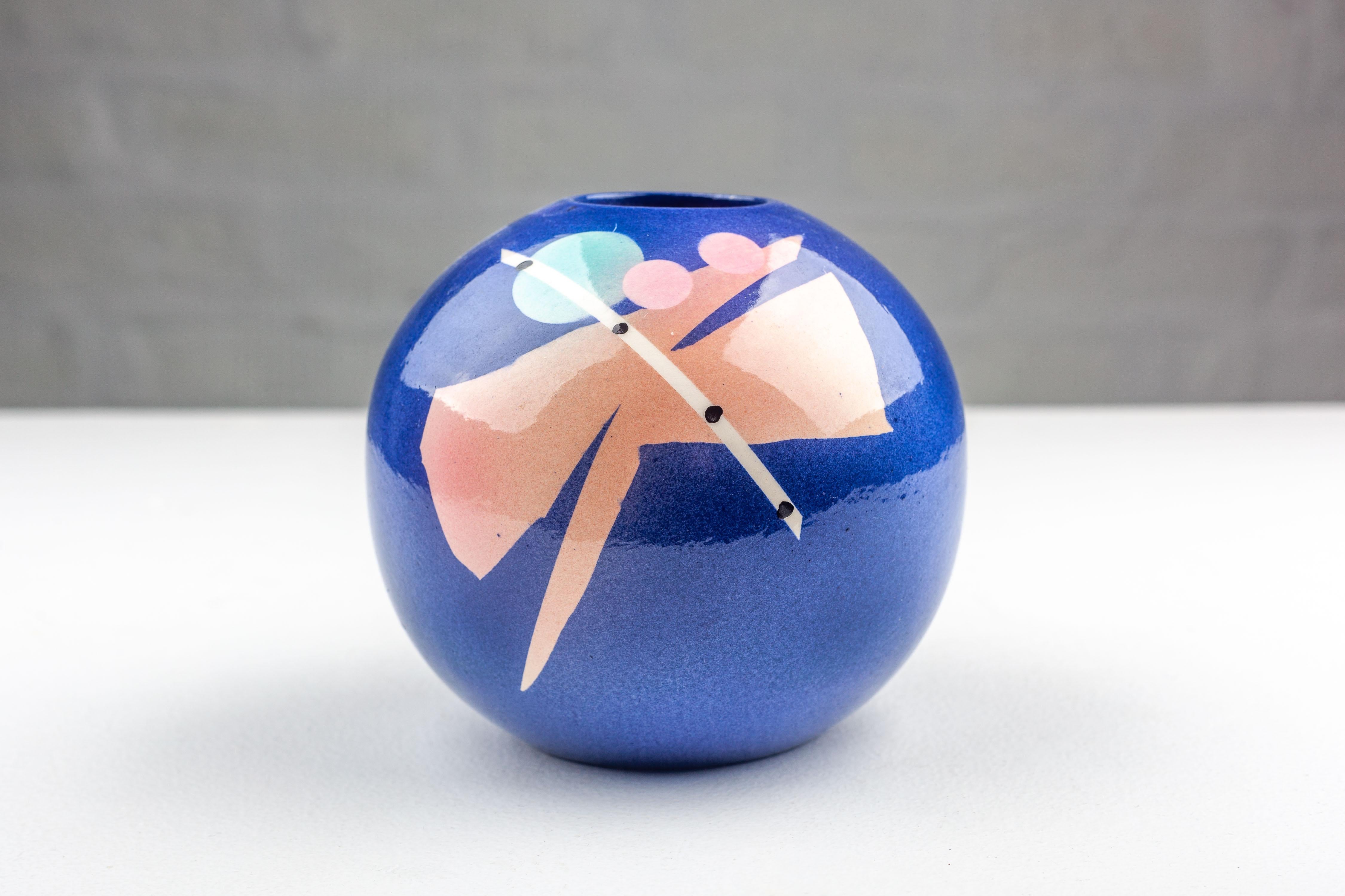 Céramique Vase boule postmoderne de Harris-Cies, signé et daté, États-Unis, années 1980 en vente
