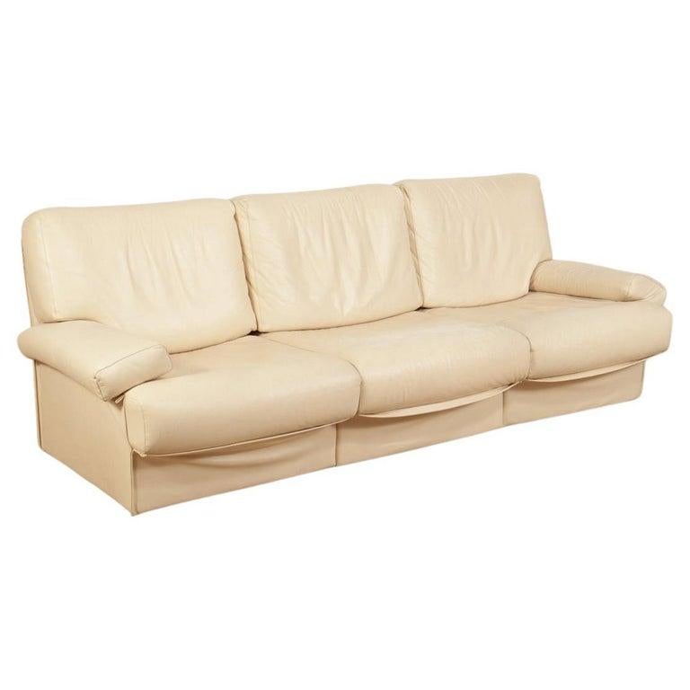 Magnifique canapé 3 places en cuir beige souple de Busnelli. Rare canapé capsule temporelle dans un état incroyable. Superbe design post-moderne. Vers 1980. Fabriquées en Italie. Situé à Brooklyn NYC

28