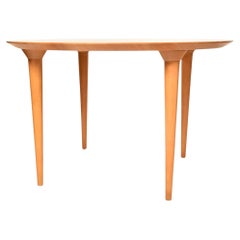 Mesa de comedor redonda de haya postmoderna con patas cónicas de Lluis Clotet