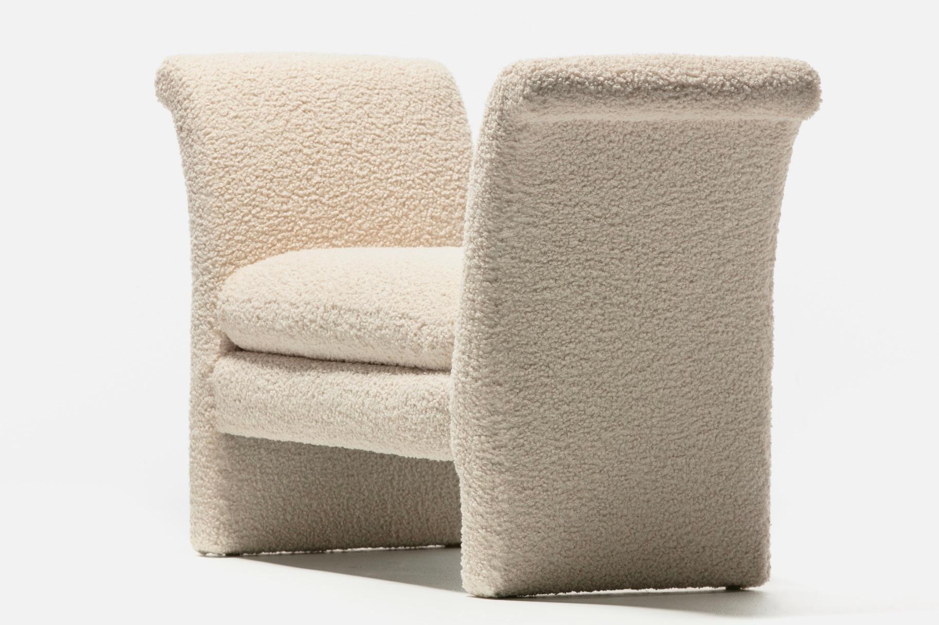 Post Modern Bench Settee Newly Upholstered in Luxurious Ivory White Bouclé Bon état - En vente à Saint Louis, MO