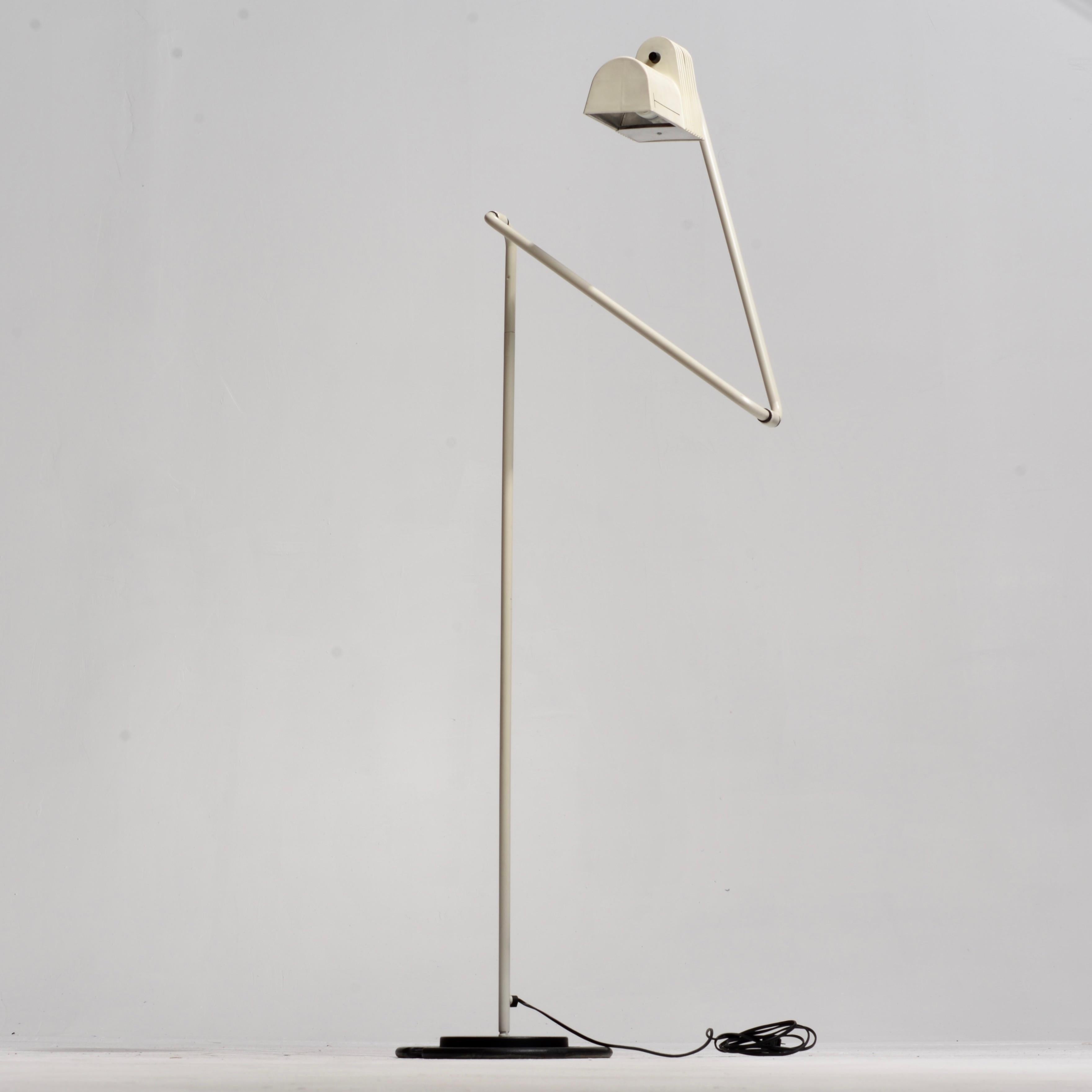 Ce lampadaire articulé conçu par Hannes Wettstein pour Belux est un bel exemple de design post-moderne des années 1980. En parfait état.