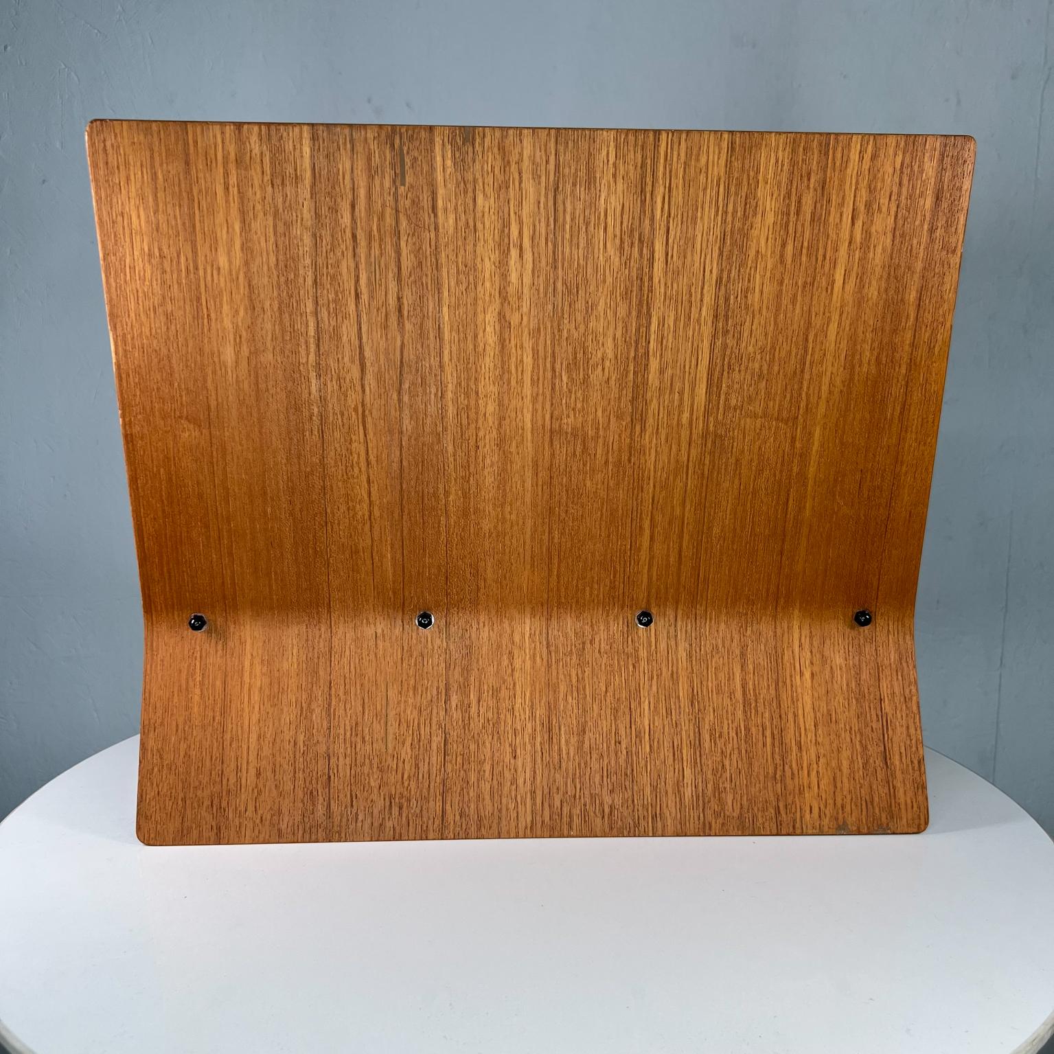 Modern Bent Plywood Teak with Black Hardware sculptural shape magazine rack stand
No label. Style of Alvar Aalto. Exquisite form.
14.75 tall x 17.25 w x 6 d
Preowned vintage condition unrestored.
Refer to images provided.





