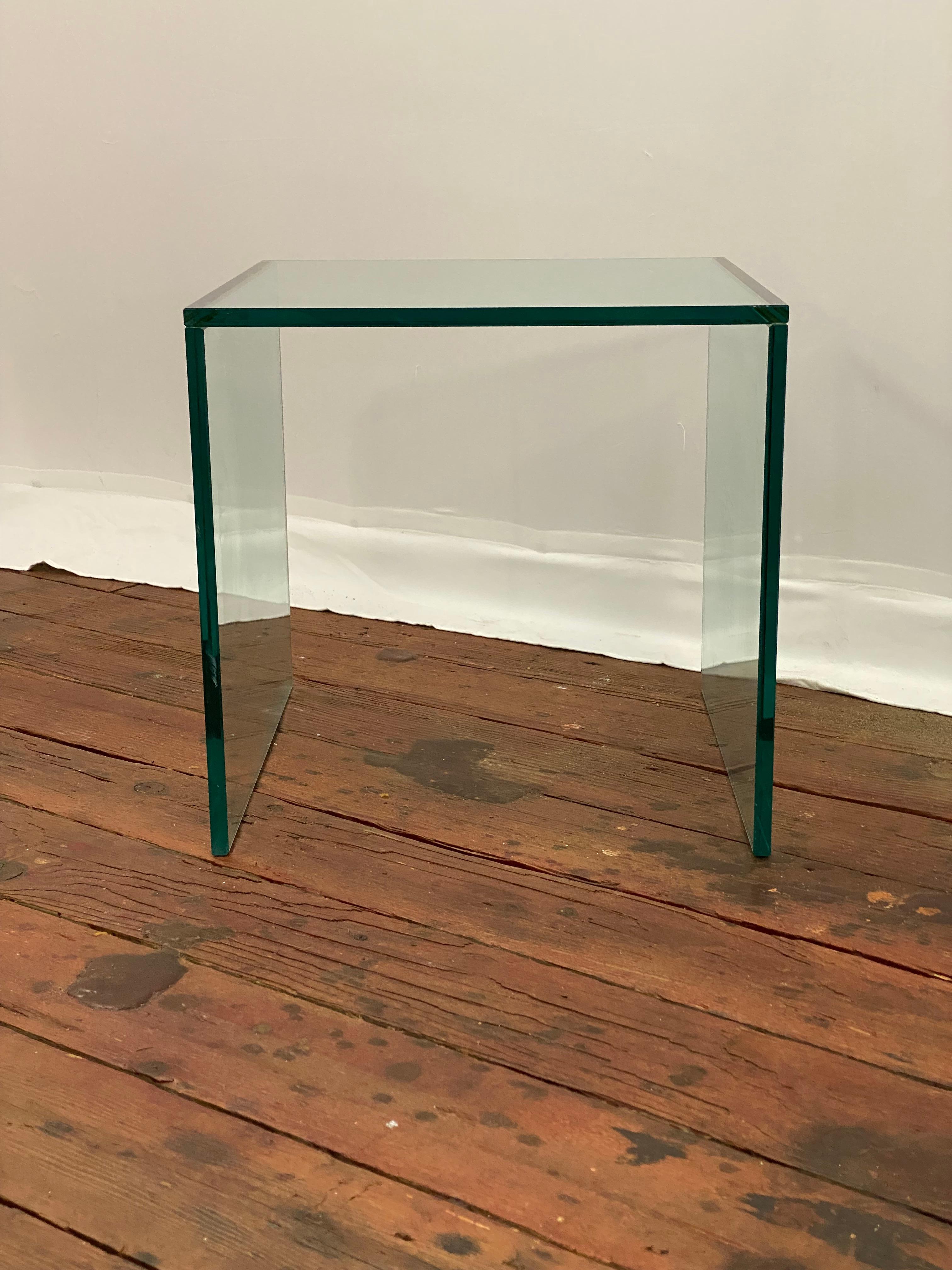Post-Modern Post Modern Bevel and Polished Green Edge Glass End Table For Sale