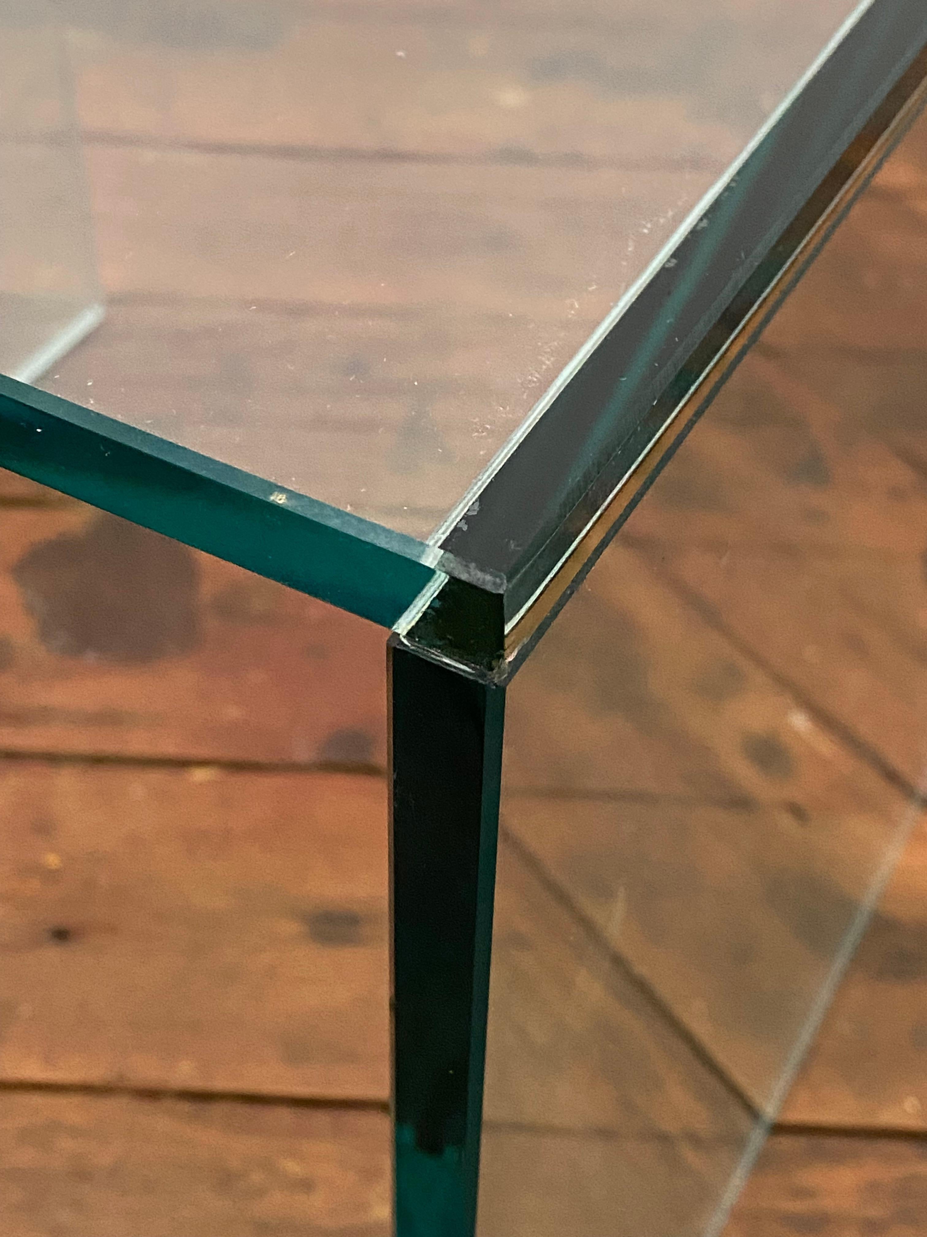 20th Century Post Modern Bevel and Polished Green Edge Glass End Table For Sale