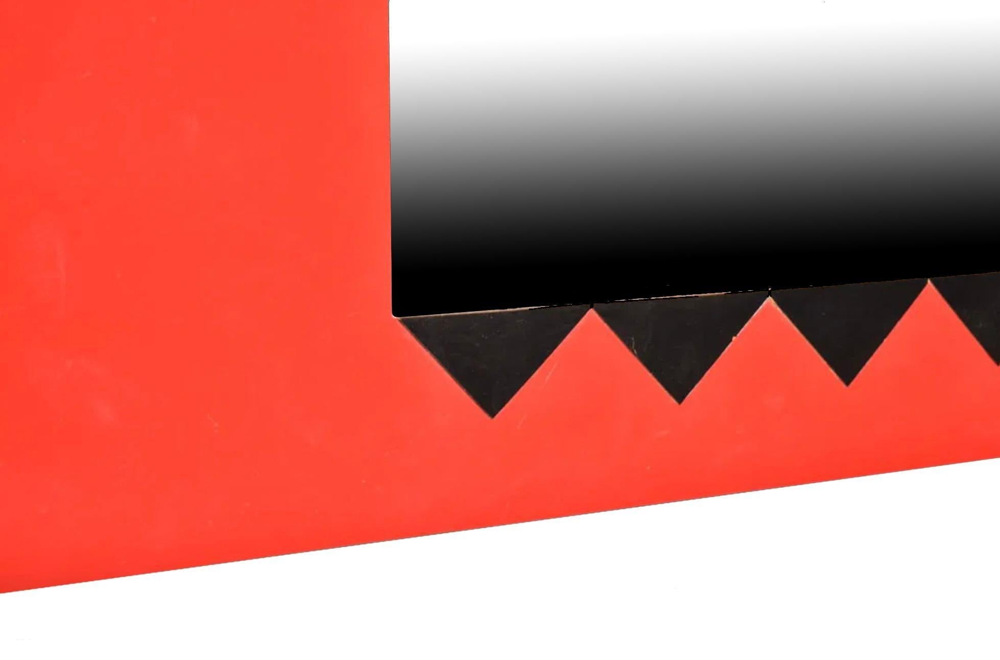 Scandinavo moderno Post moderno Mostro nero e rosso Laminato triangolo specchio da parete pop art in vendita
