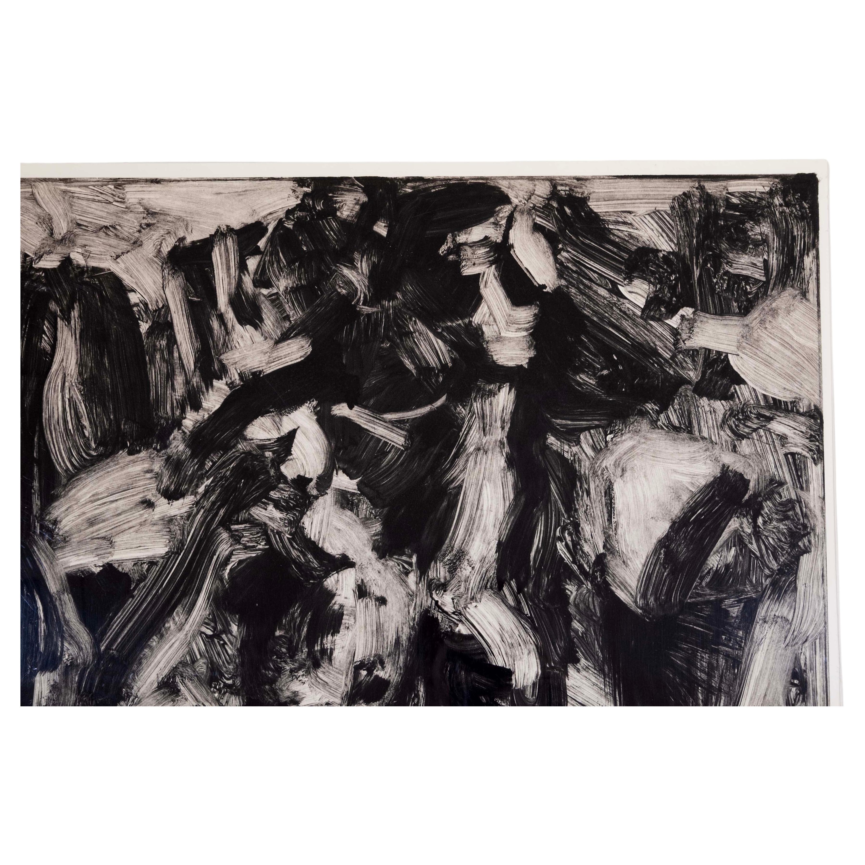 Ein ausdrucksstarker Schwarz-Weiß-Monodruck auf Papier. Signiert mit Bleistift und datiert 1981 unten rechts. Eine dynamische Komposition, die mit freien und spontanen malerischen Ausdrucksformen geschaffen wurde. Der abstrakte Expressionismus