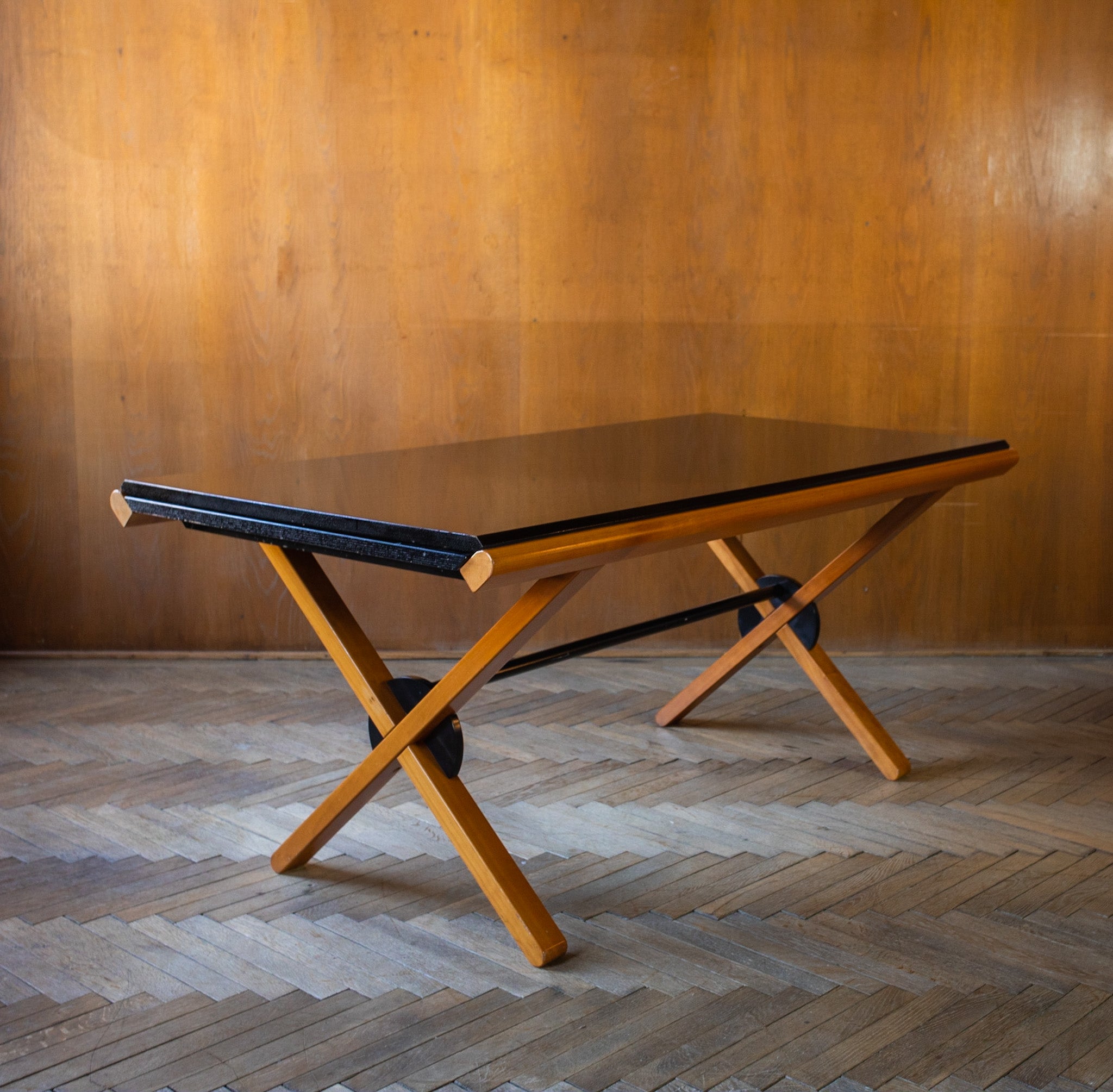 Post-Modern black brown cherry wood extendable dining table by Gianfranco Frattini, Italy 1980.

This black and oak painted cherry wood dining table designed by one of the most famous Italian architects and creators Gianfranco Frattini for the