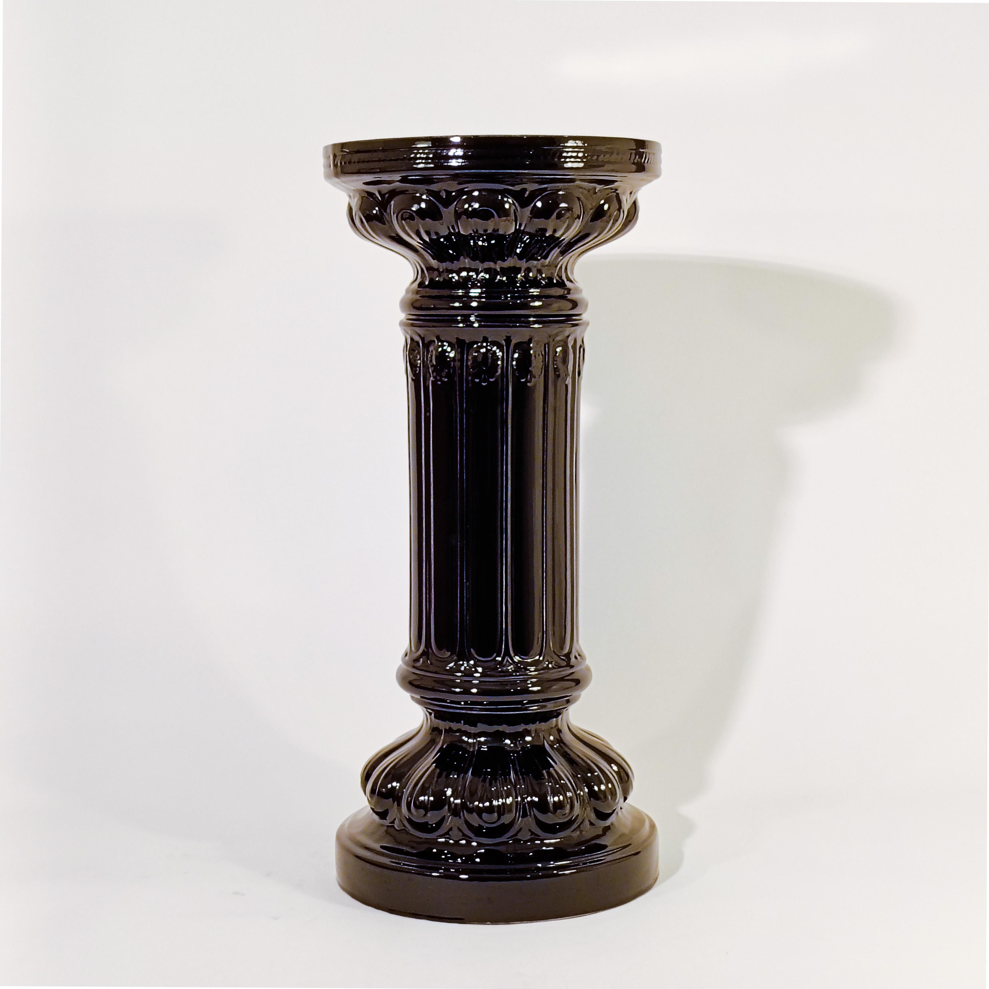 Colonna o piedistallo postmoderno in ceramica nera smaltata, Italia, anni '80. Realizzato interamente e da un unico pezzo di ceramica con finitura nera lucida. Stile neoclassico, che emula le colonne delle antiche civiltà. Perfetto come piedistallo