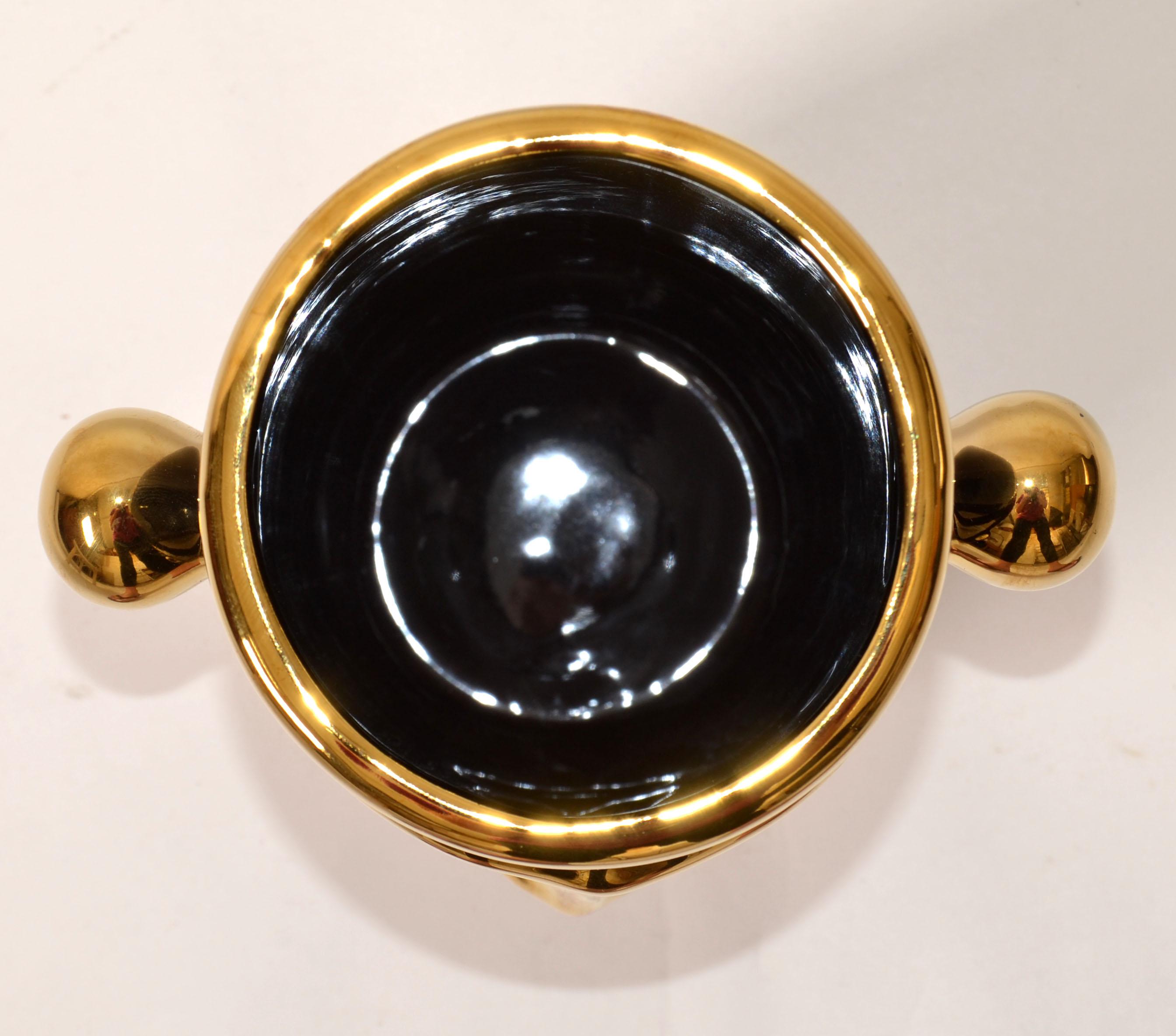 Vaso postmoderno a faccia cilindrica in gres Op Art smaltato oro nero con manici in vendita 4