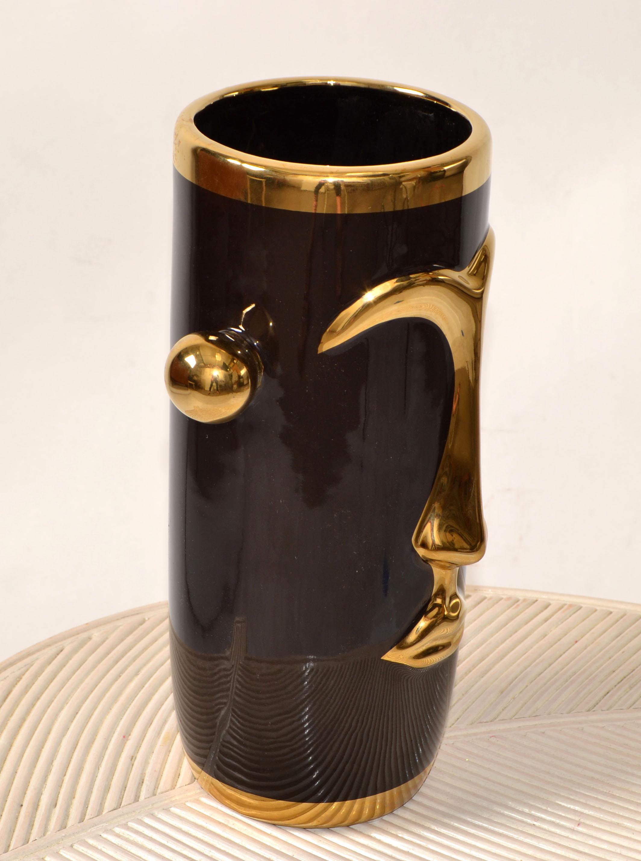 Americano Vaso postmoderno a faccia cilindrica in gres Op Art smaltato oro nero con manici in vendita