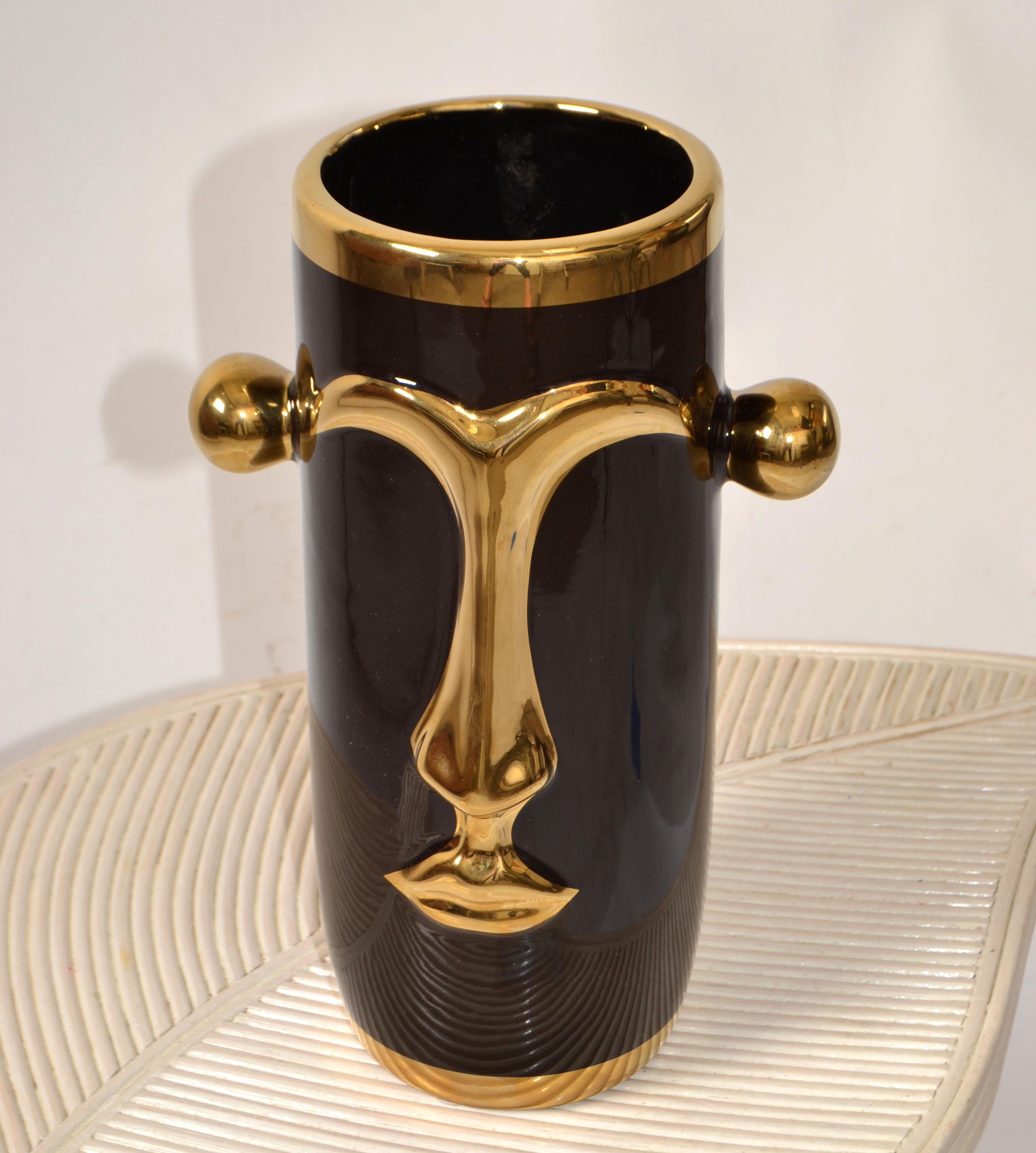 Fatto a mano Vaso postmoderno a faccia cilindrica in gres Op Art smaltato oro nero con manici in vendita