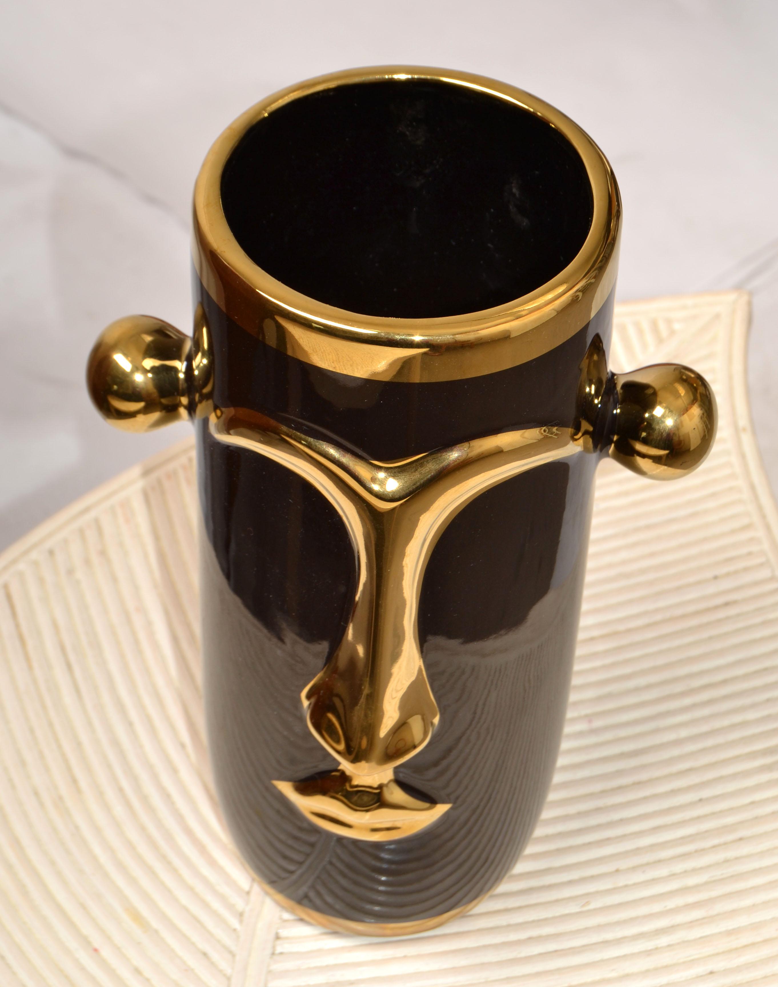 XXI secolo e contemporaneo Vaso postmoderno a faccia cilindrica in gres Op Art smaltato oro nero con manici in vendita