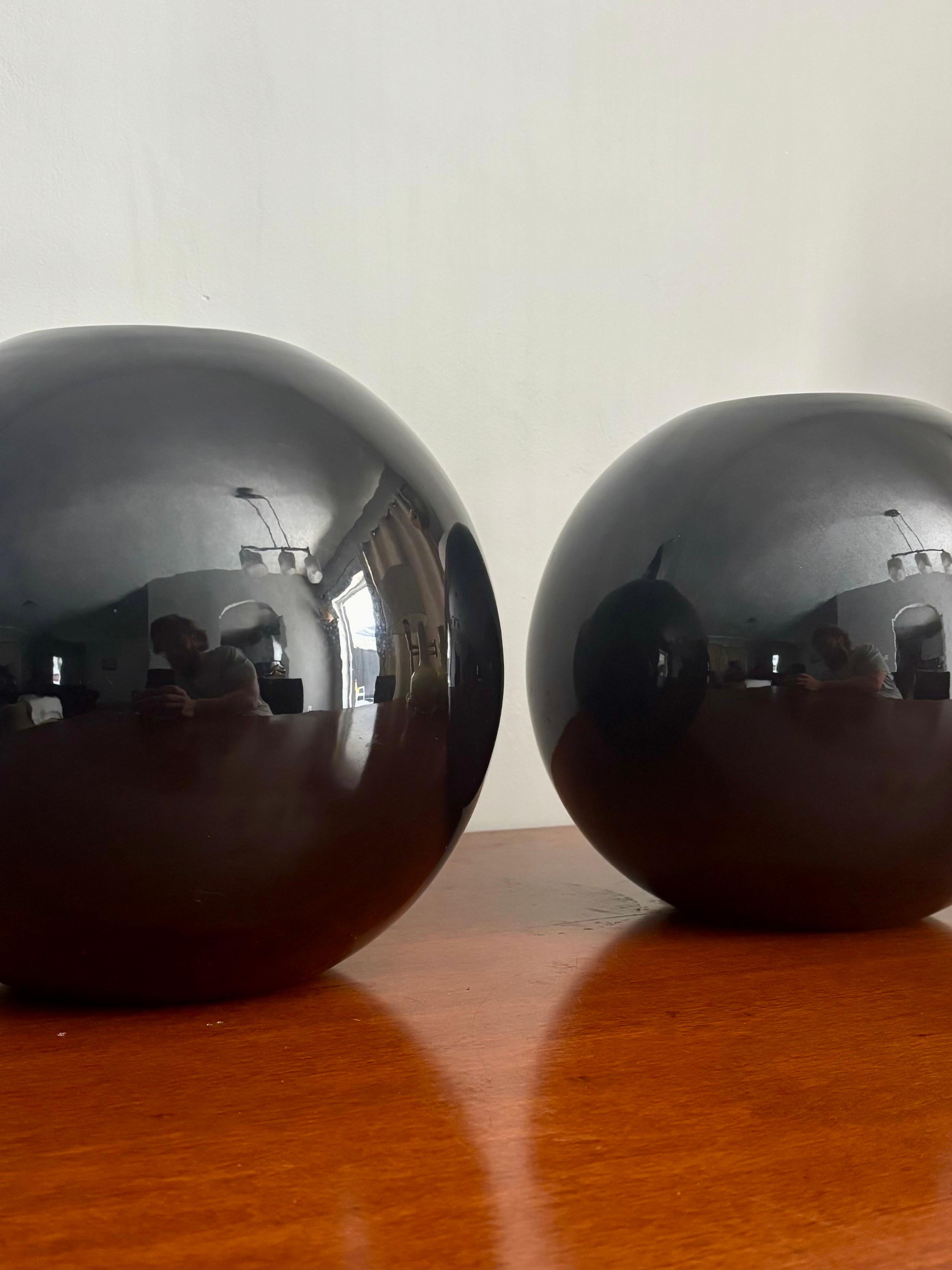 Bellissima coppia di vasi postmoderni in nero lucido. In ottime condizioni vintage. Una forma semplice con una finitura audace e sorprendente. Il gloss crea uno specchio perfetto alla luce. 

Larghezza 11