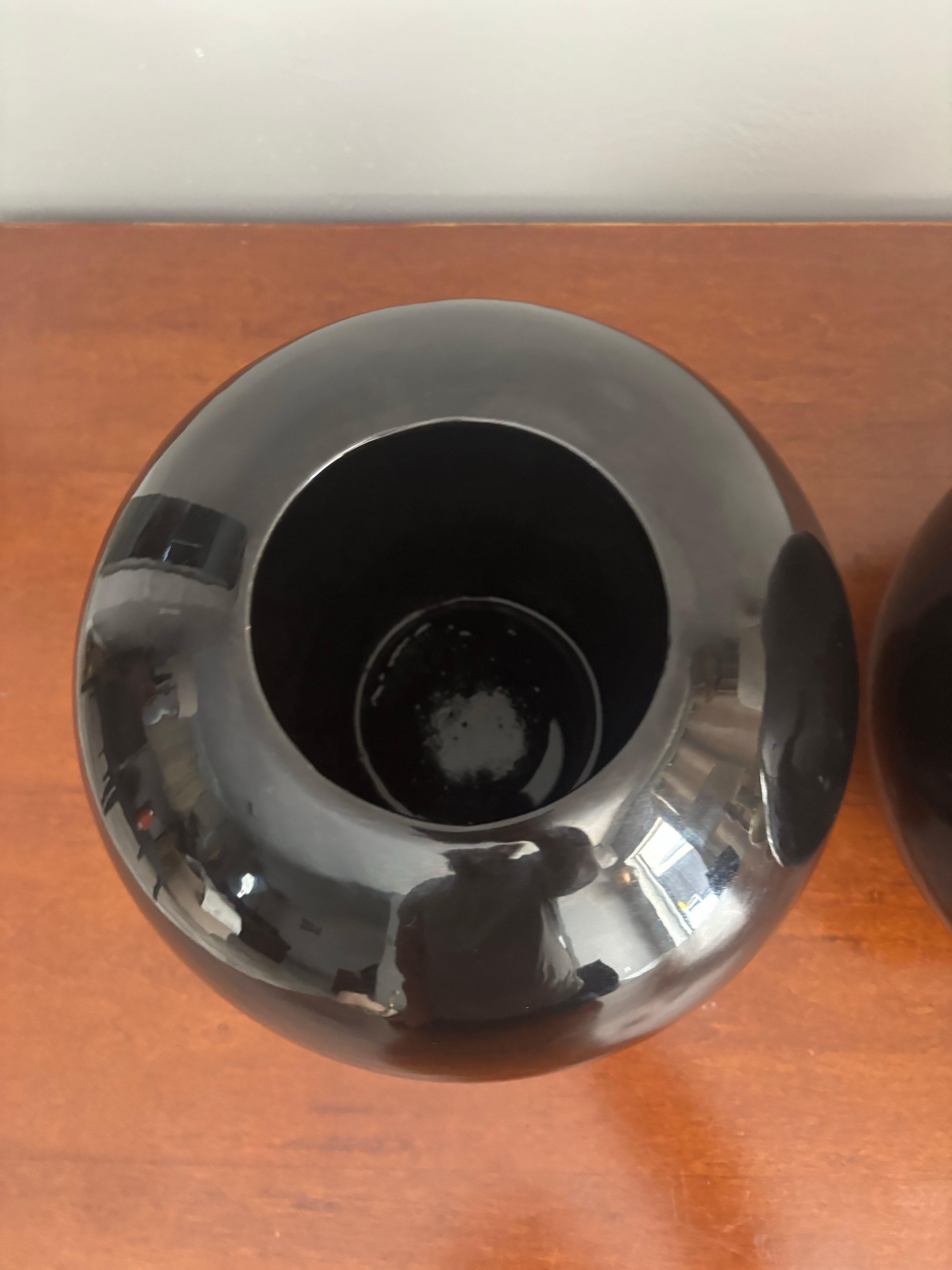 Ceramica Vasi circolari postmoderni neri ad alta lucentezza, una coppia in vendita