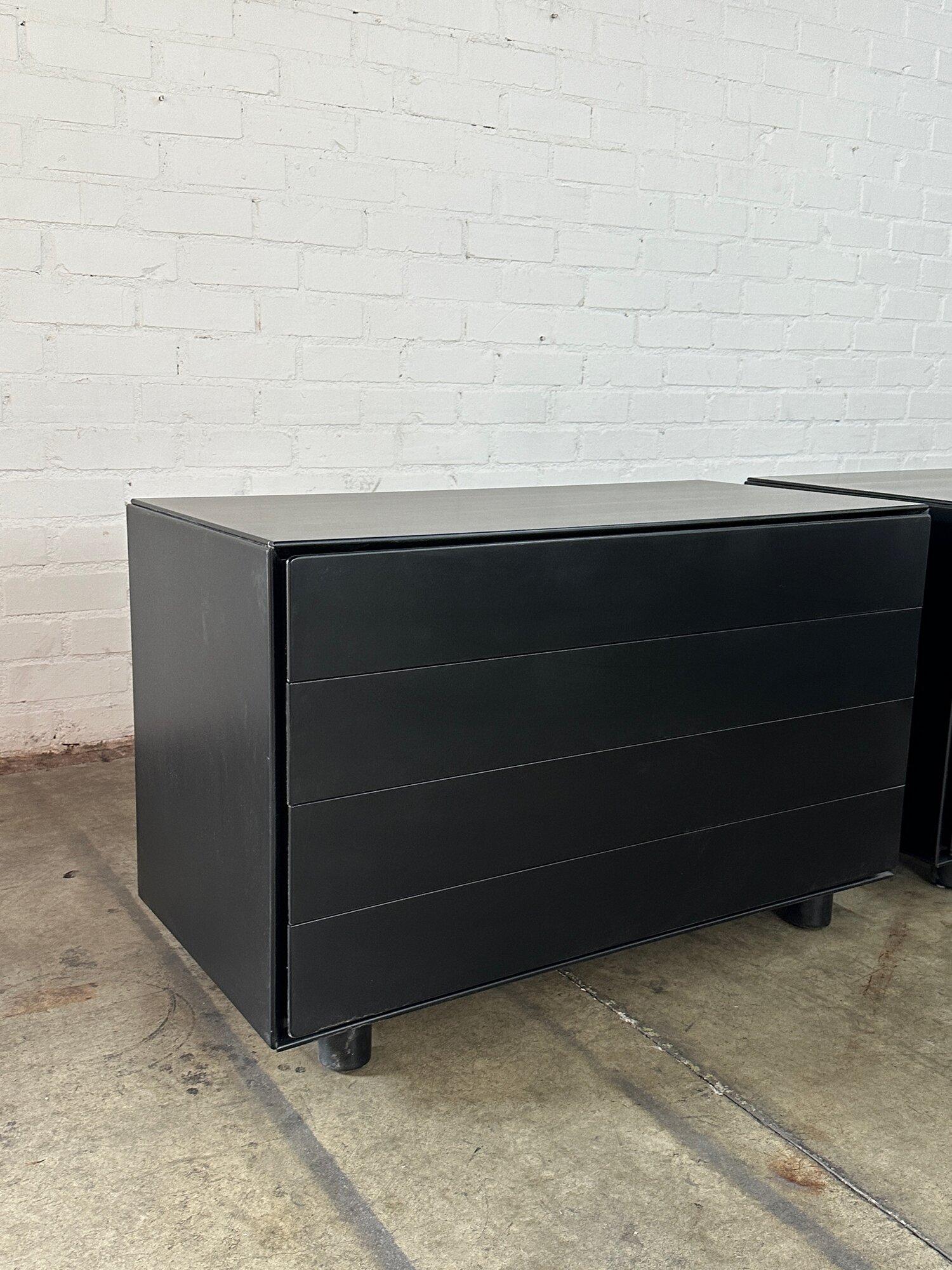 Commode compacte post-moderne laquée noire - vendue séparément Bon état - En vente à Los Angeles, CA