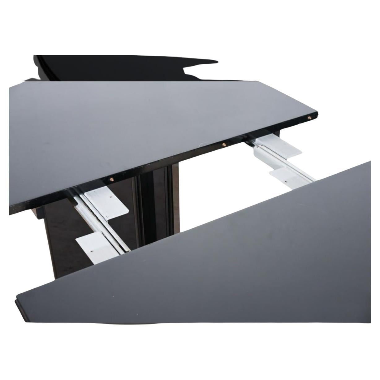 Post Modern Gloss Black Lacquered Double Pedestal Oval Dining Table with Leaf.

Maße: 30 Zoll x 42 Zoll x 60 Zoll
(1) Blatt fügt 18 Zoll hinzu
