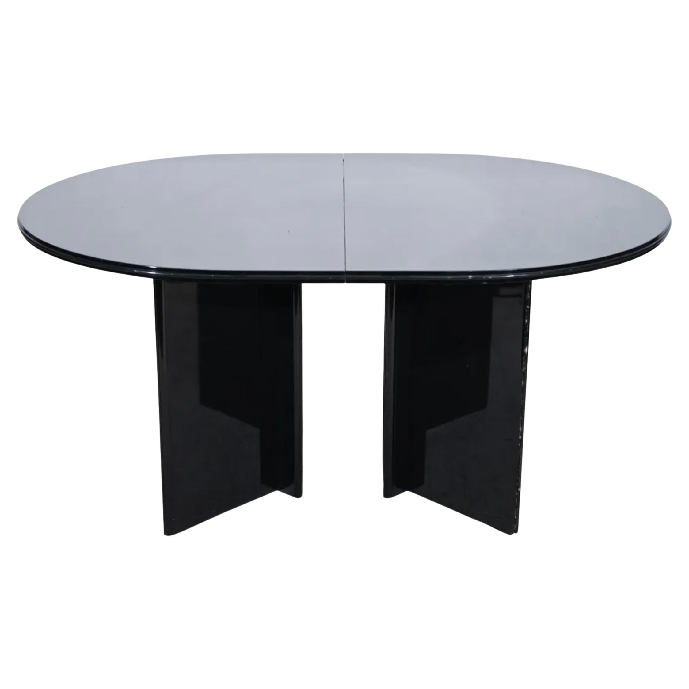 Postmoderner schwarz lackierter ovaler Esstisch mit doppeltem Sockel und Blatt im Angebot