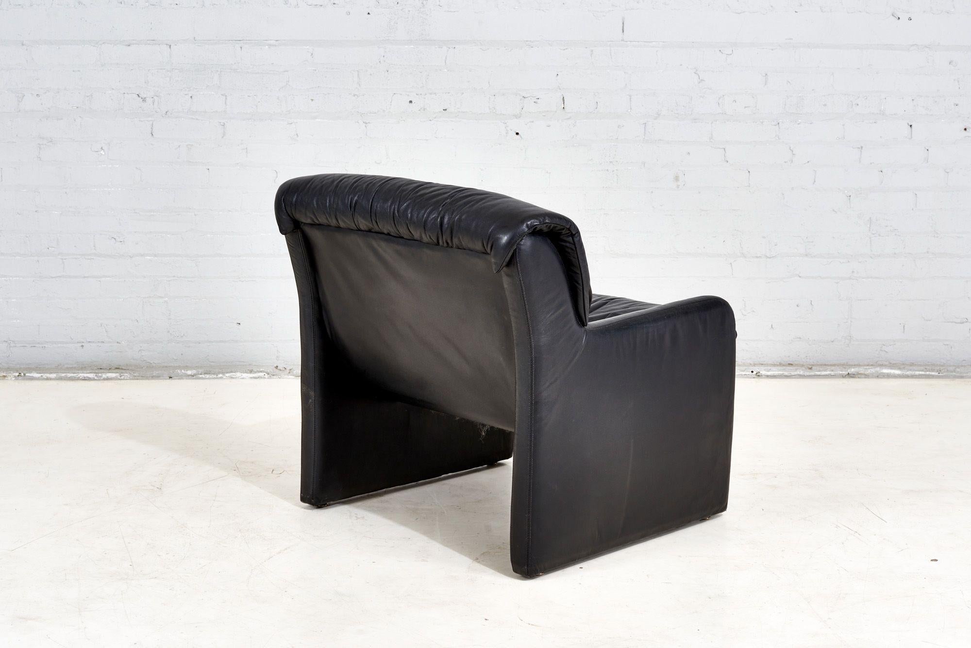 Post Modern Black Leather Lounge Chair, 1980 For Sale 1