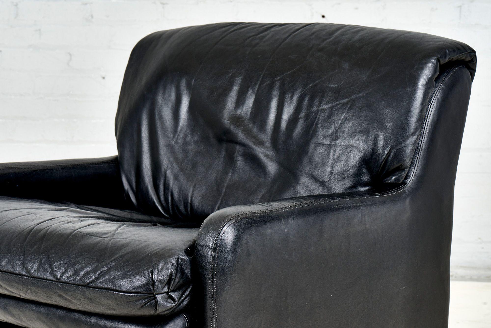 Post Modern Black Leather Lounge Chair, 1980 For Sale 2