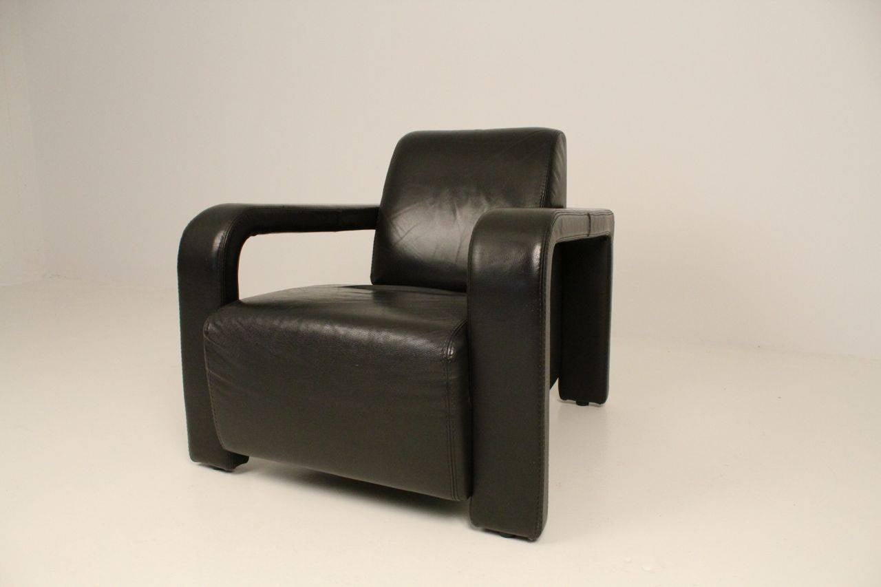 Sehr bequemer schwarzer Sessel aus schwerem Leder, hergestellt in den 1980er Jahren von Marinelli, Italien.
Der Stuhl ist in ausgezeichnetem Zustand.
Abmessungen: H 79 x T 91 x B 87, Sitzhöhe 42 cm.
Der Stuhl wird versichert in einer maßgefertigten