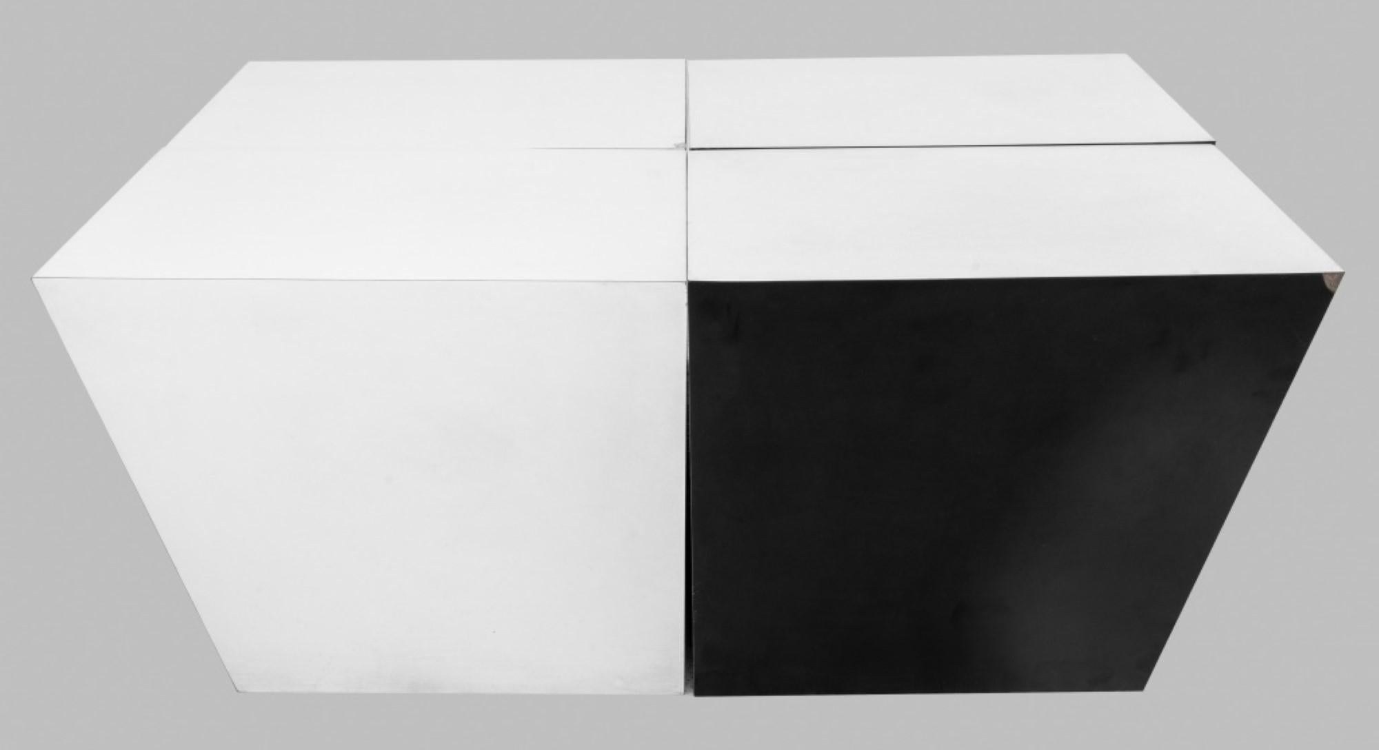 Groupe de quatre tables d'extrémité ou tables d'appoint postmodernes en bois laqué noir et blanc présentant différentes formes géométriques formant une table basse lorsqu'elles sont réunies.

Concessionnaire : S138XX