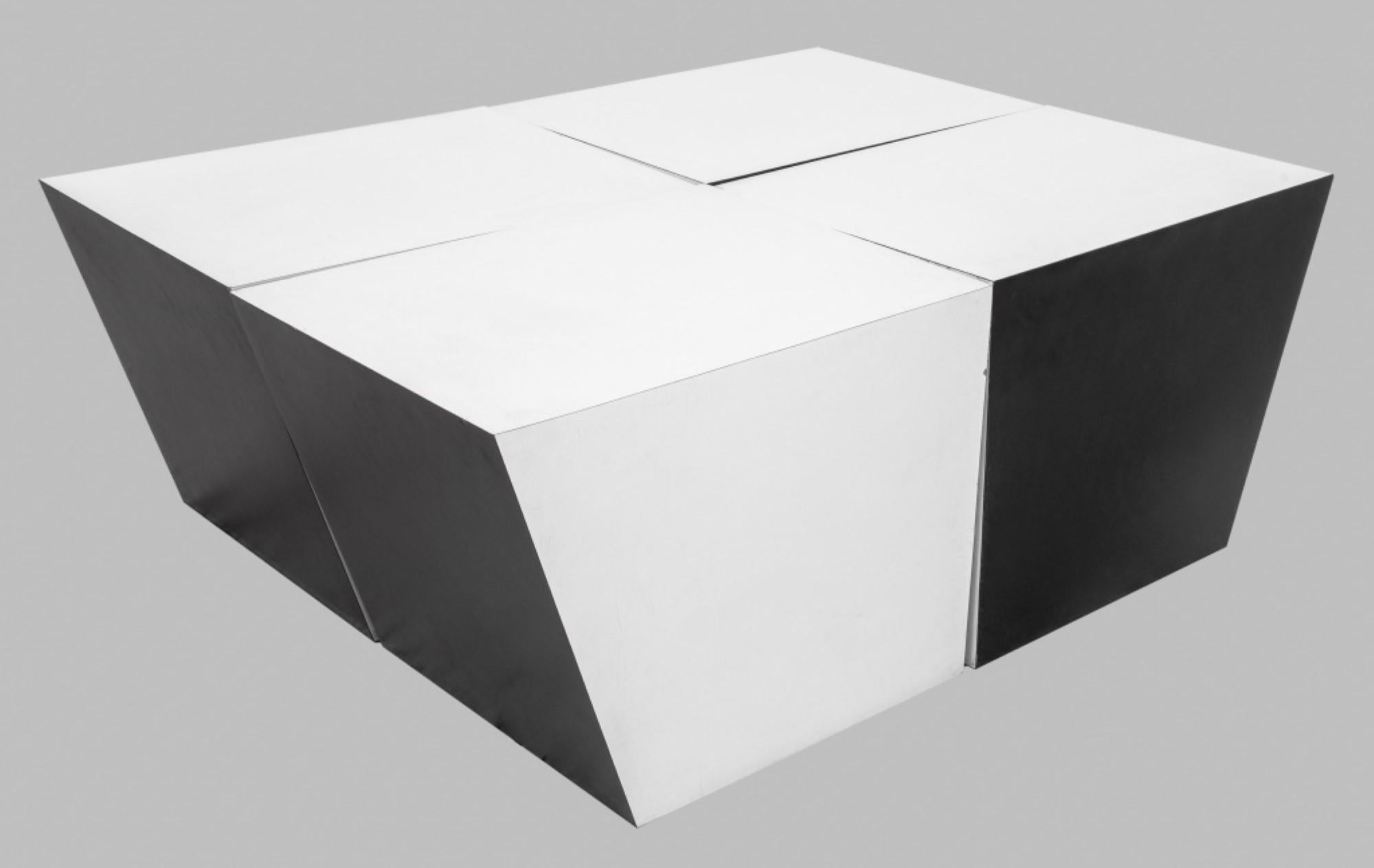 Table d'appoint postmoderne laquée noire et blanche, 4 Bon état - En vente à New York, NY
