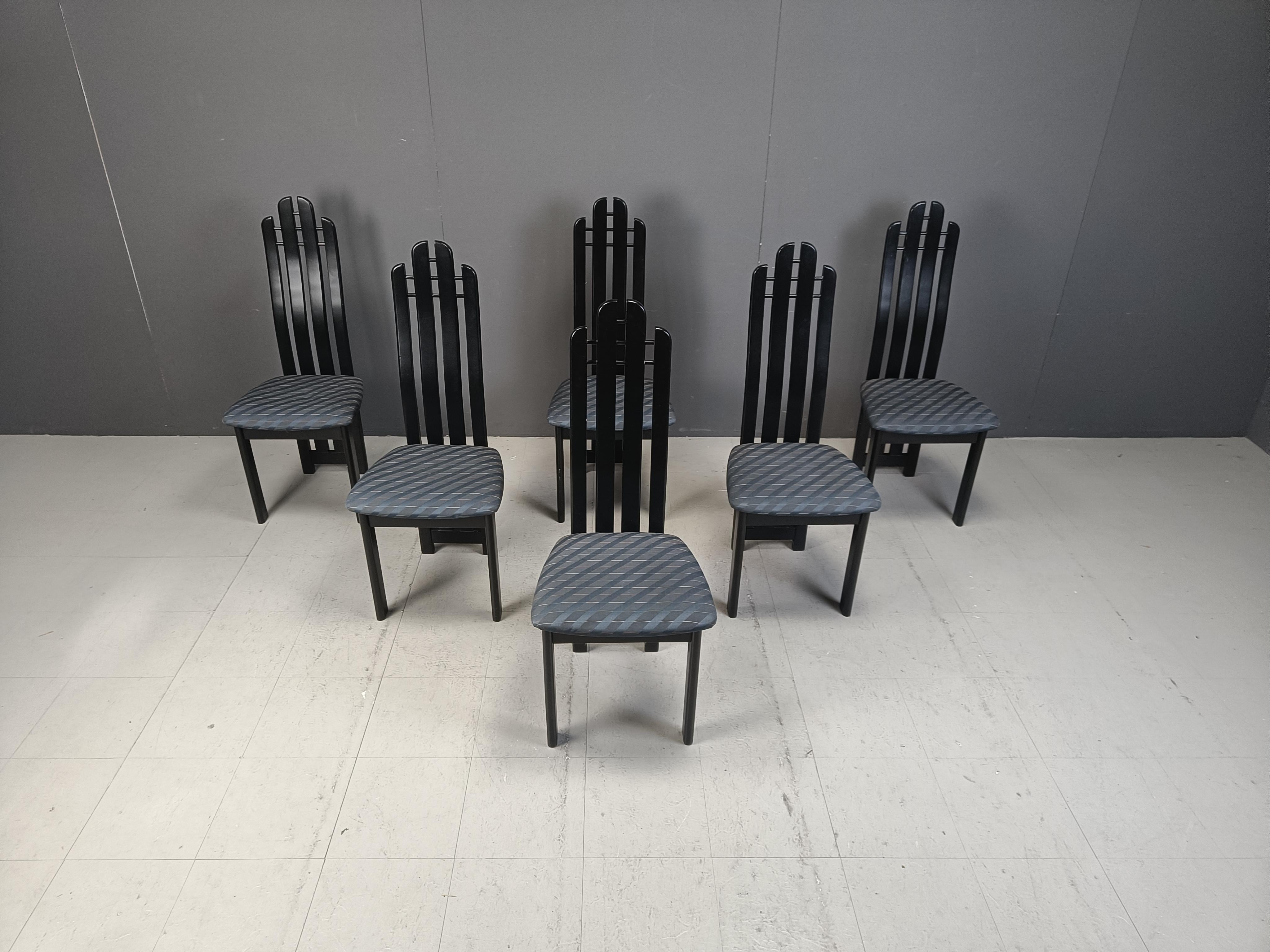 Sedie da pranzo postmoderne con struttura in legno laccato nero e rivestimento in tessuto originale degli anni '80.

Design elegante.

Buone condizioni generali.

anni '80 - Belgio

Dimensioni:
Altezza: 110 cm
Larghezza: 50 cm
Profondità: 45