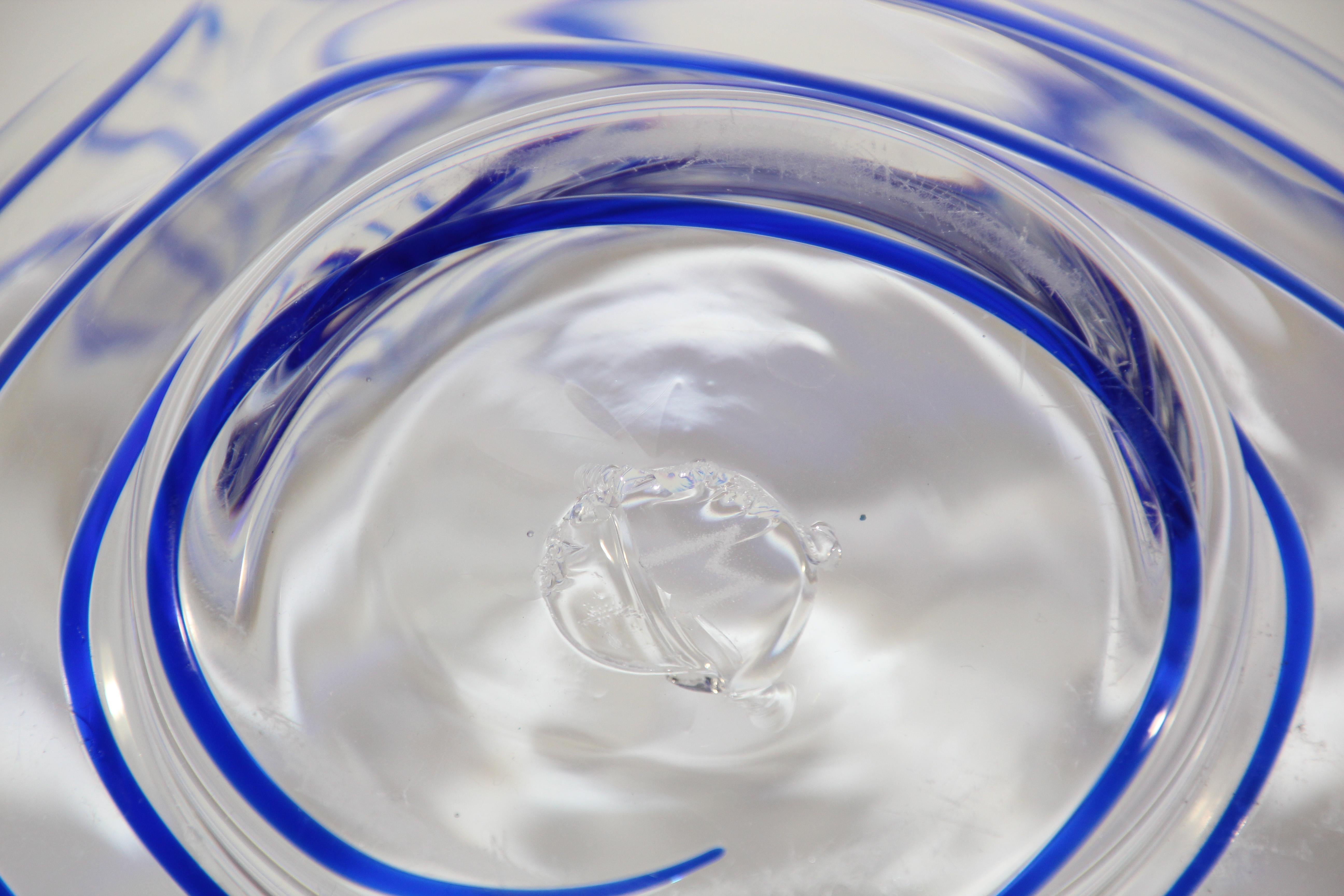 Grand bol décoratif en verre soufflé à la main de Murano, bleu et transparent, post-moderne en vente 8