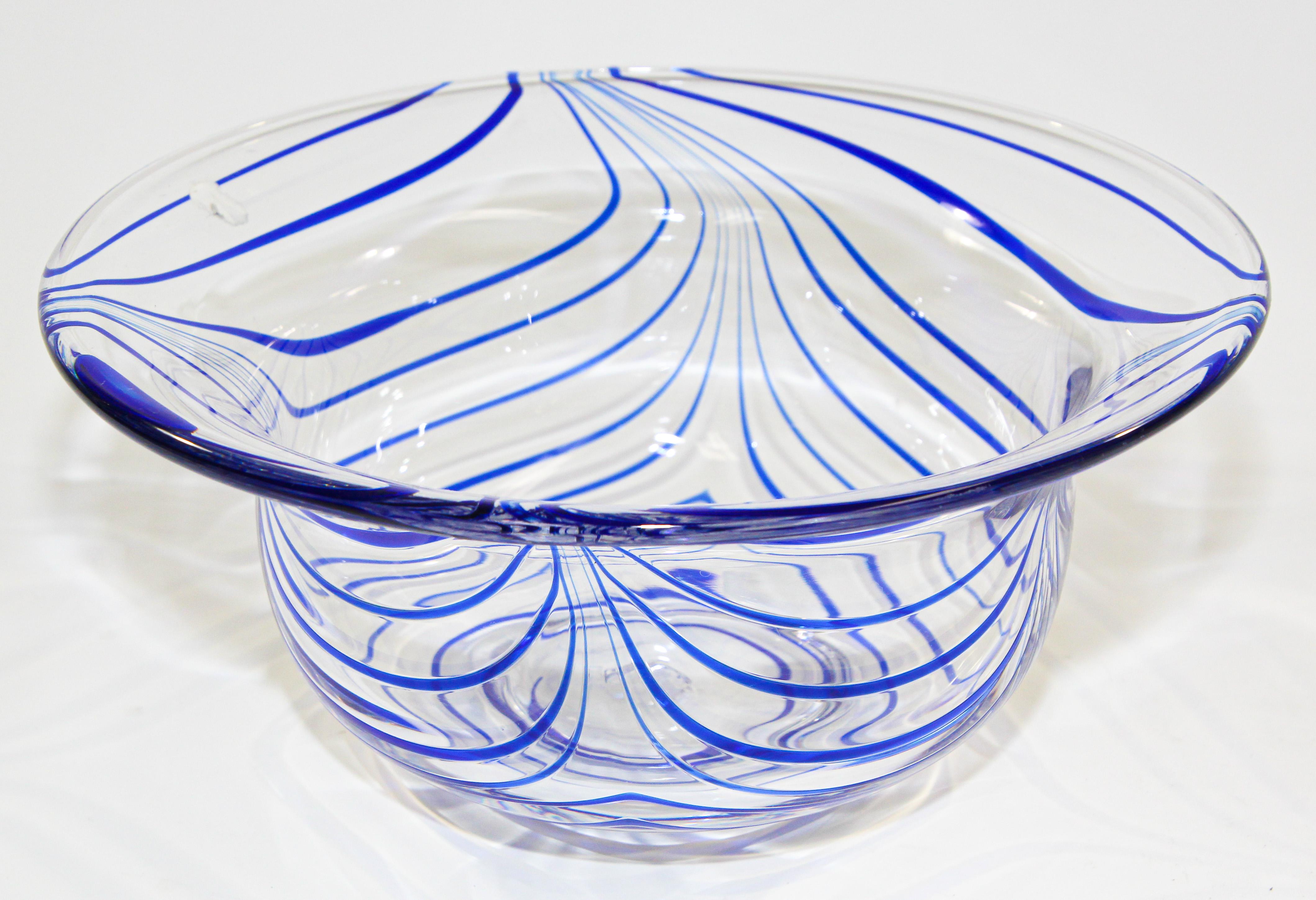 Grand bol décoratif en verre soufflé à la main de Murano, bleu et transparent, post-moderne en vente 12