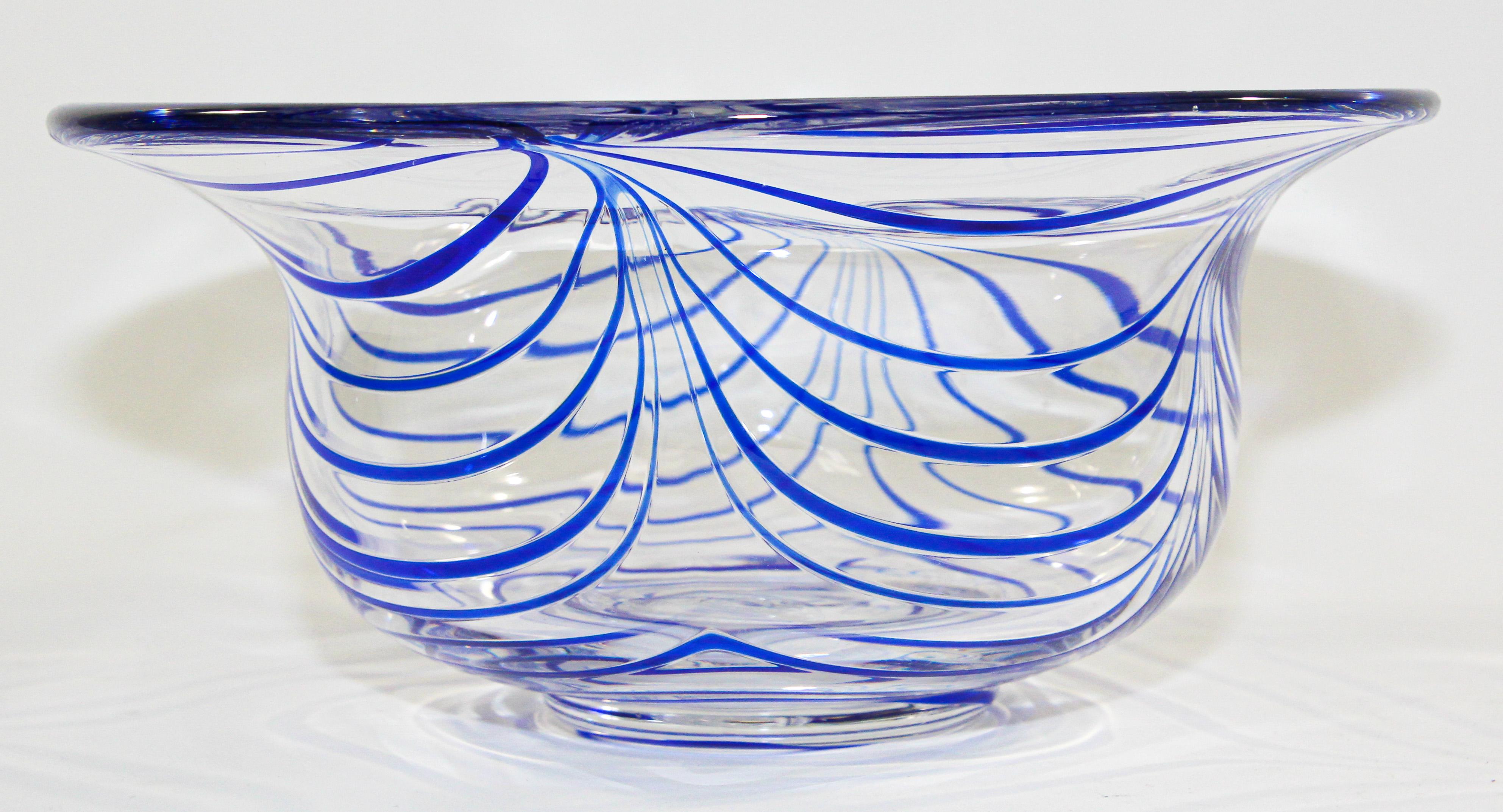 Mid-Century moderno Ciotola postmoderna in vetro di Murano soffiato a mano, blu e trasparente, di grandi dimensioni e decorativa in vendita