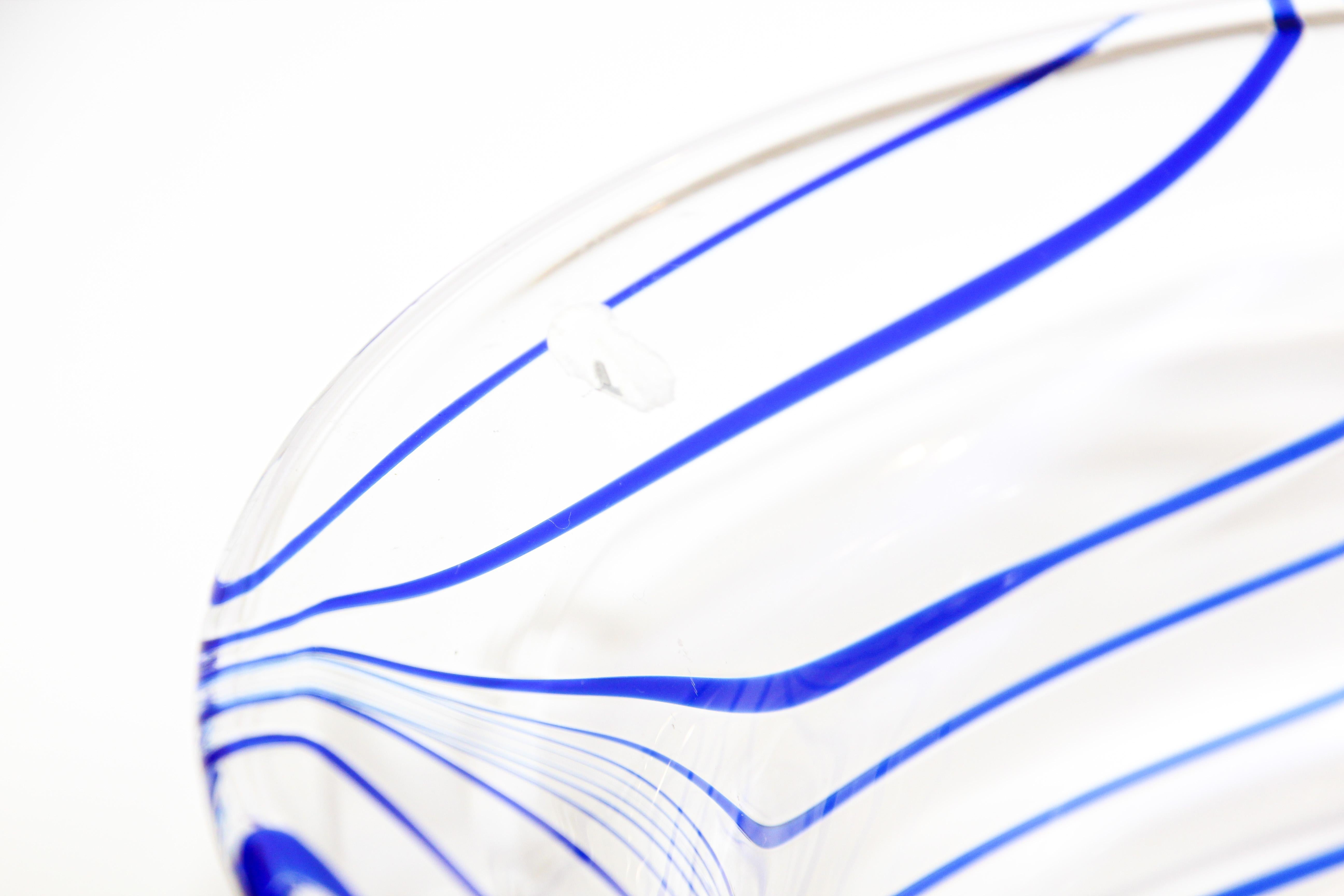 Postmoderne blaue und klare Schale aus mundgeblasenem Murano-Kunstglas (Italienisch) im Angebot