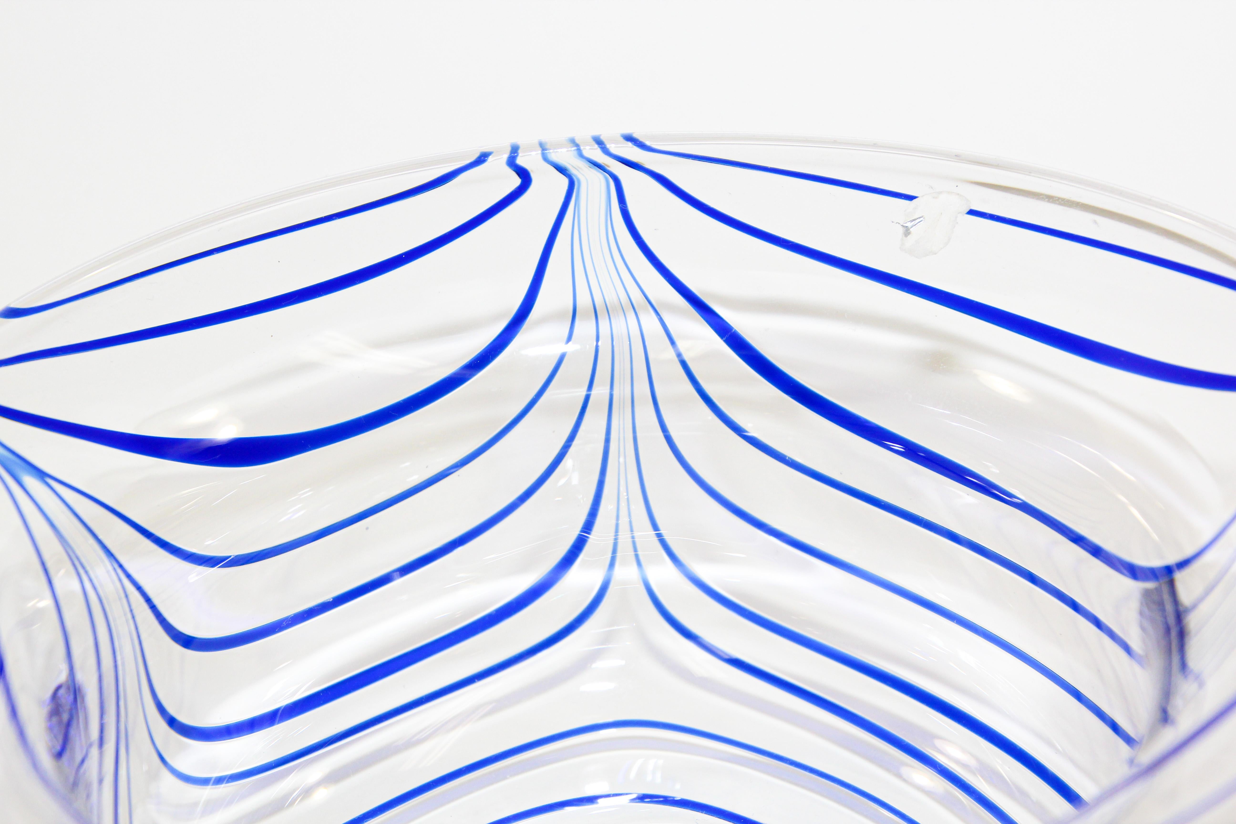 Postmoderne blaue und klare Schale aus mundgeblasenem Murano-Kunstglas (Handgefertigt) im Angebot